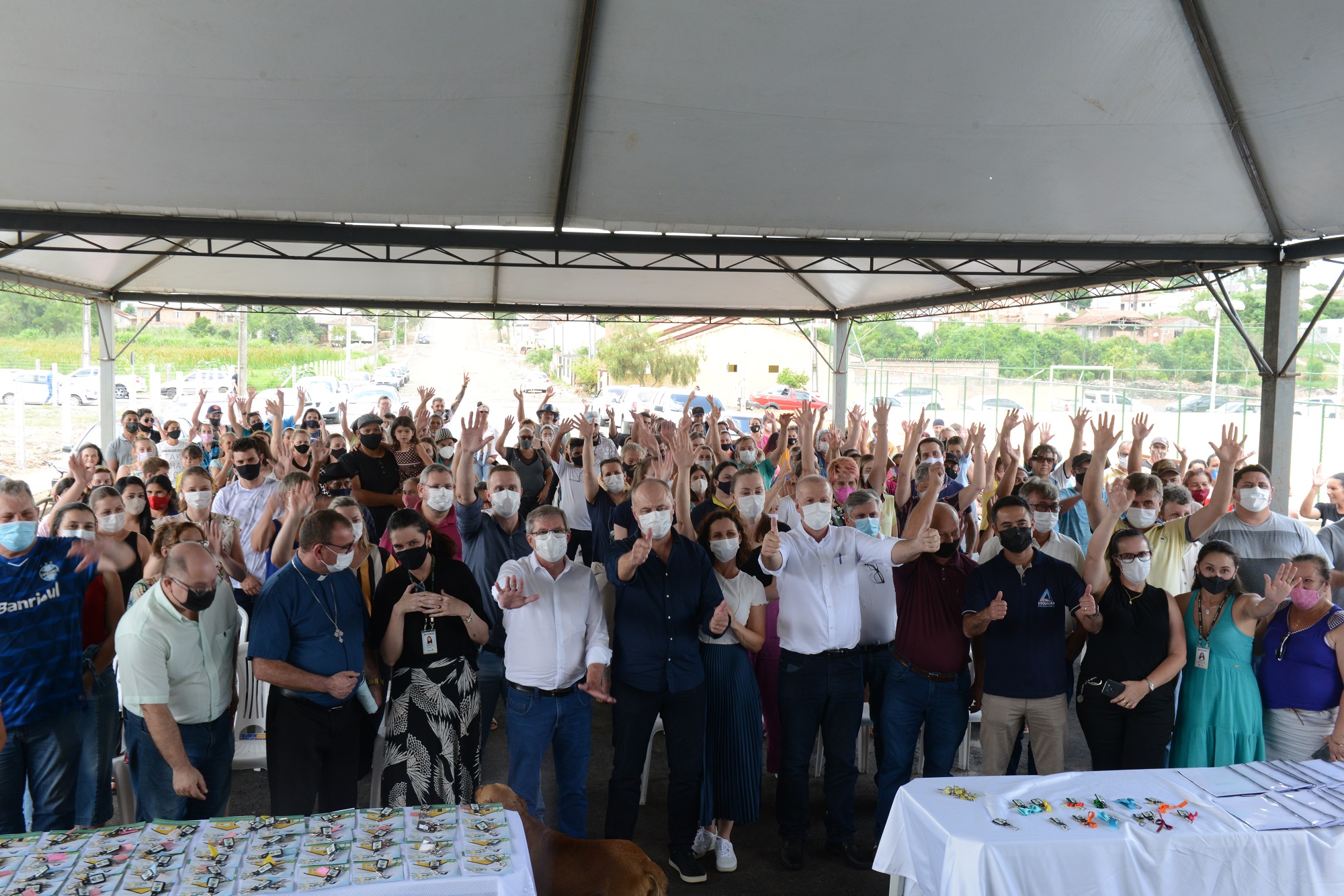 Governo entrega 90 casas e condomínio para idosos em Prudentópolis