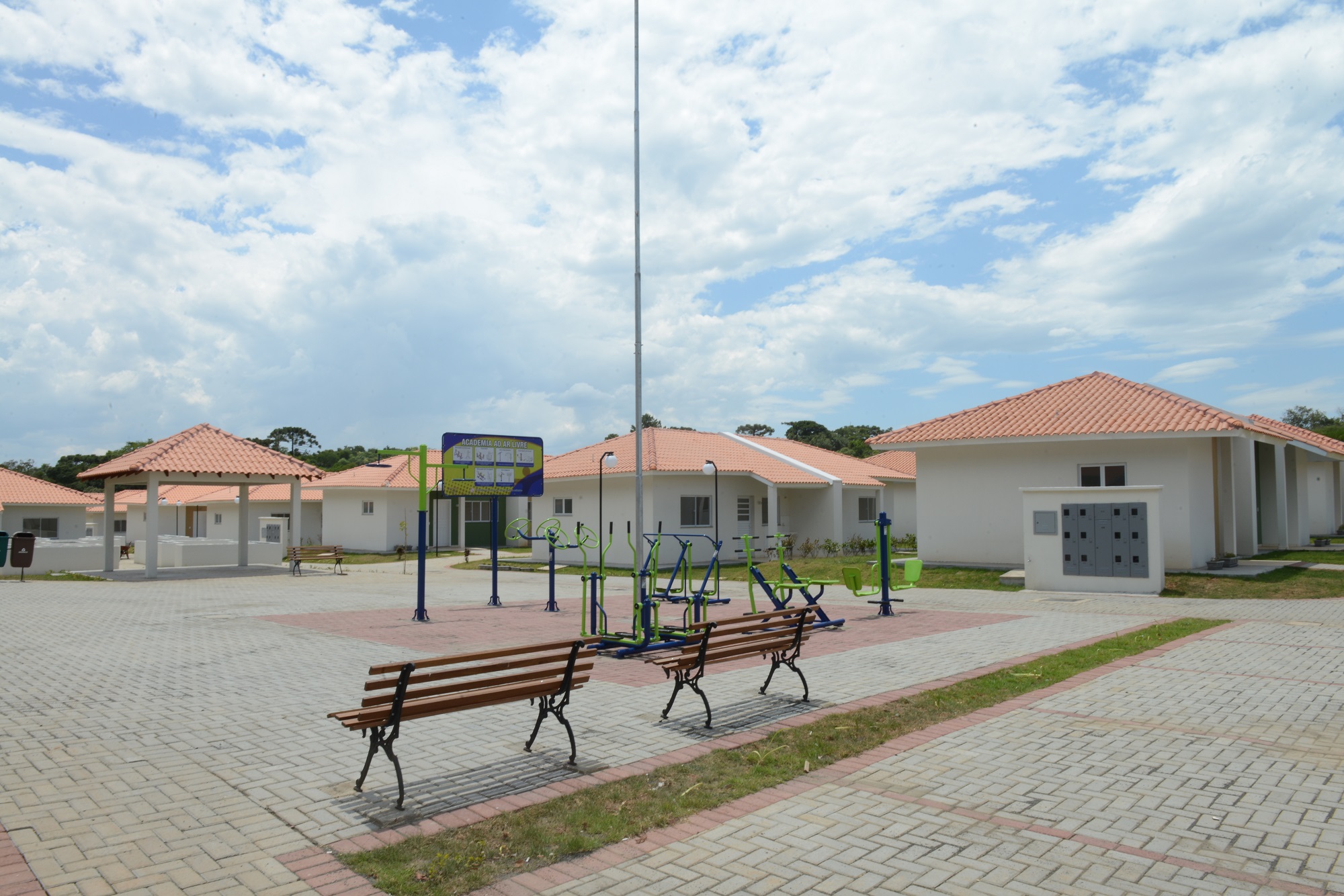 Governo entrega 90 casas e condomínio para idosos em Prudentópolis