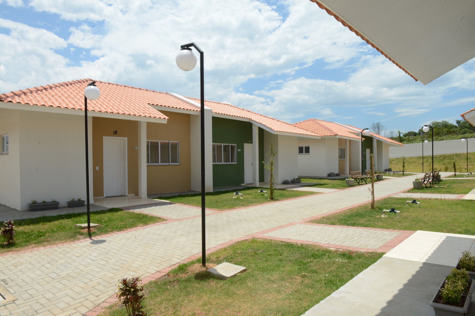 Governo entrega 90 casas e condomínio para idosos em Prudentópolis