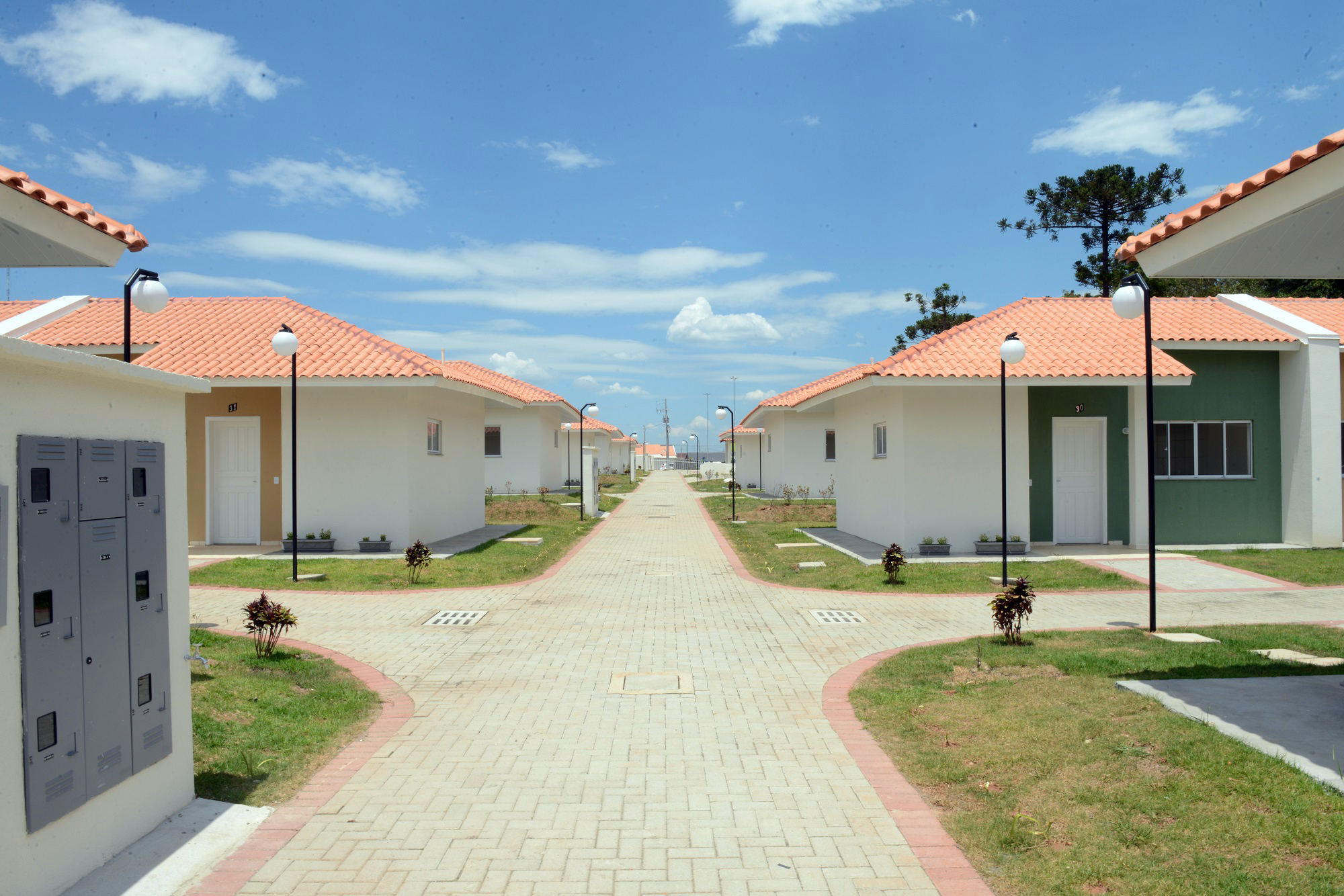 Governo entrega 90 casas e condomínio para idosos em Prudentópolis