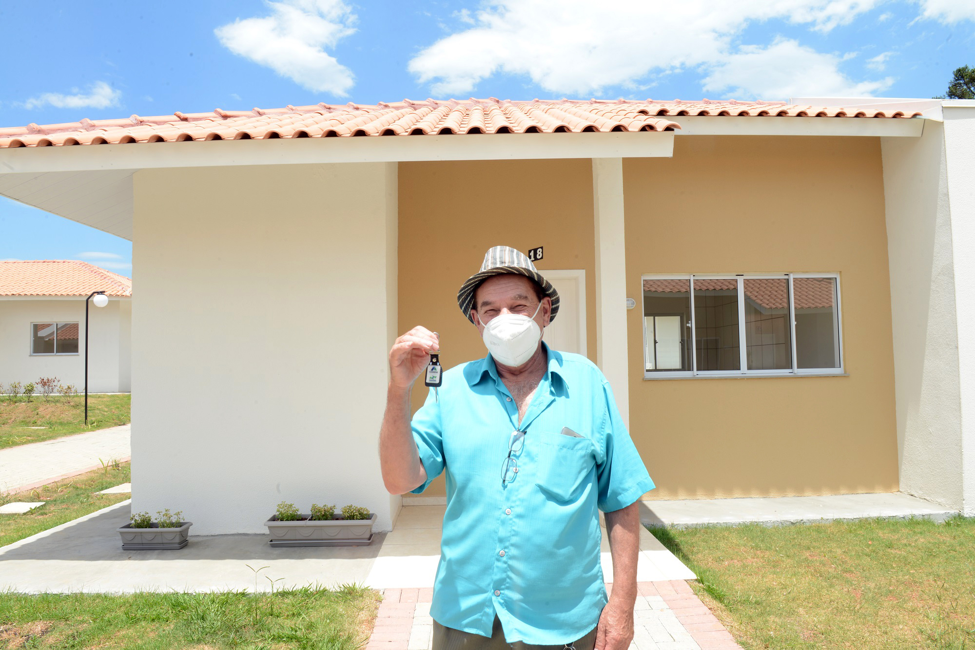 Governo entrega 90 casas e condomínio para idosos em Prudentópolis