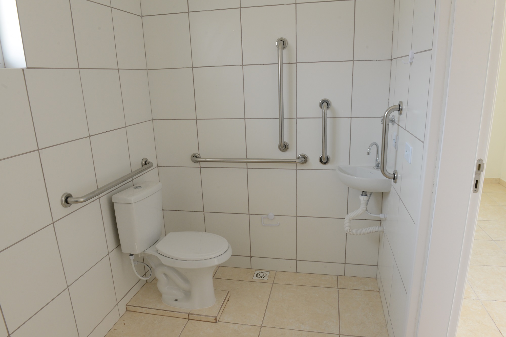 Governo entrega 90 casas e condomínio para idosos em Prudentópolis