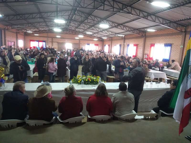 Famílias de Virmond têm casas regularizadas pelo Governo do Estado