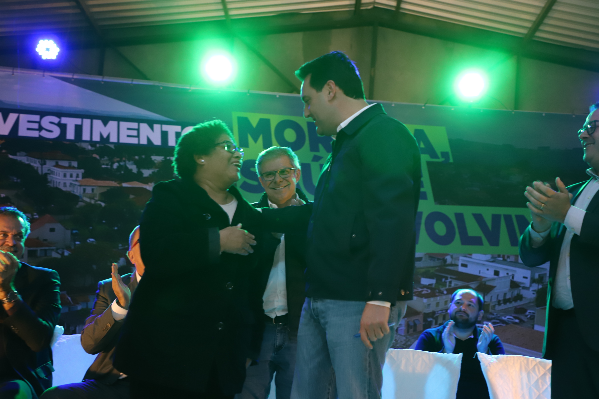 Governador entrega títulos de propriedade a 254 famílias