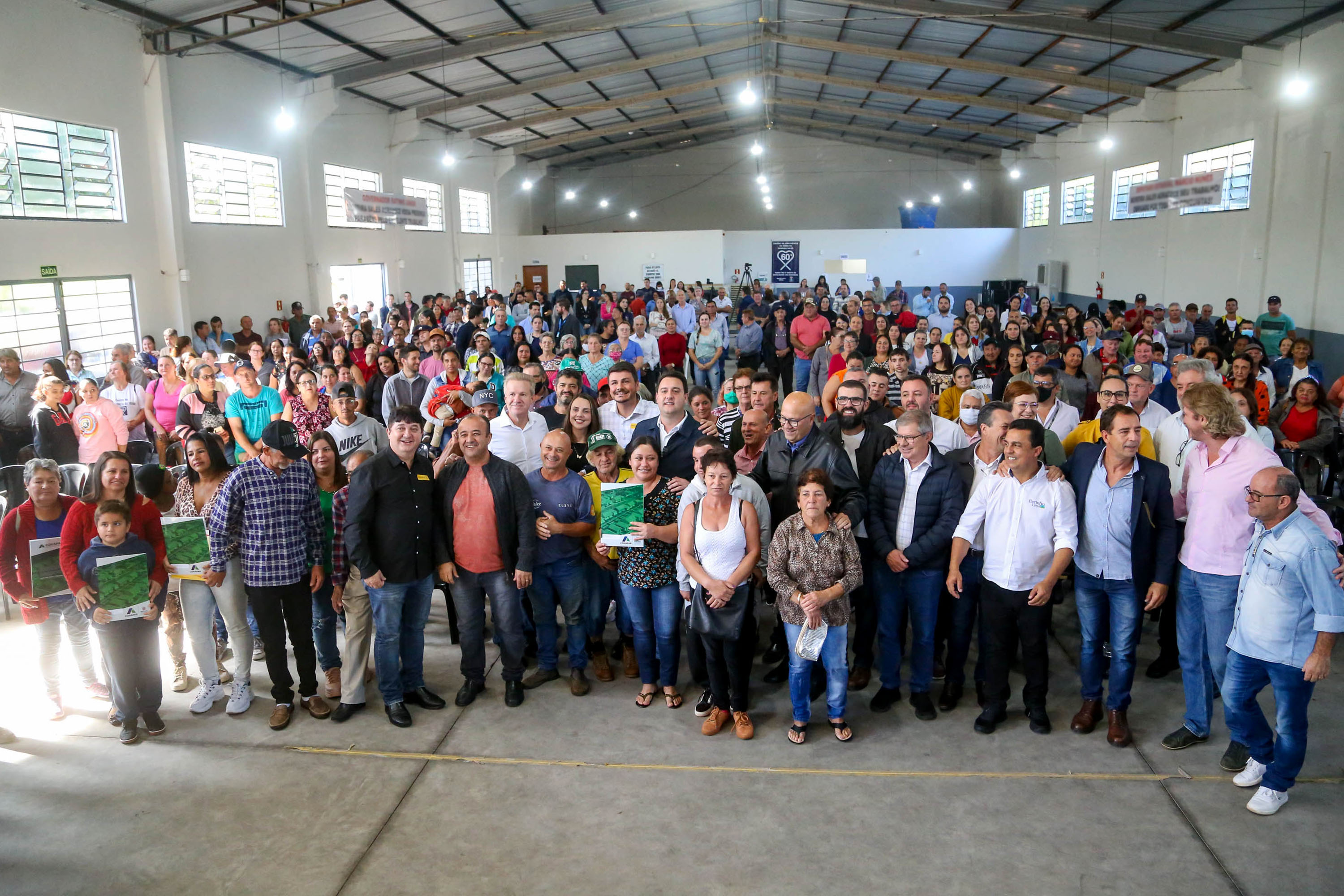 Governador entrega títulos de regularização fundiária a 52 famílias de Moreira Sales