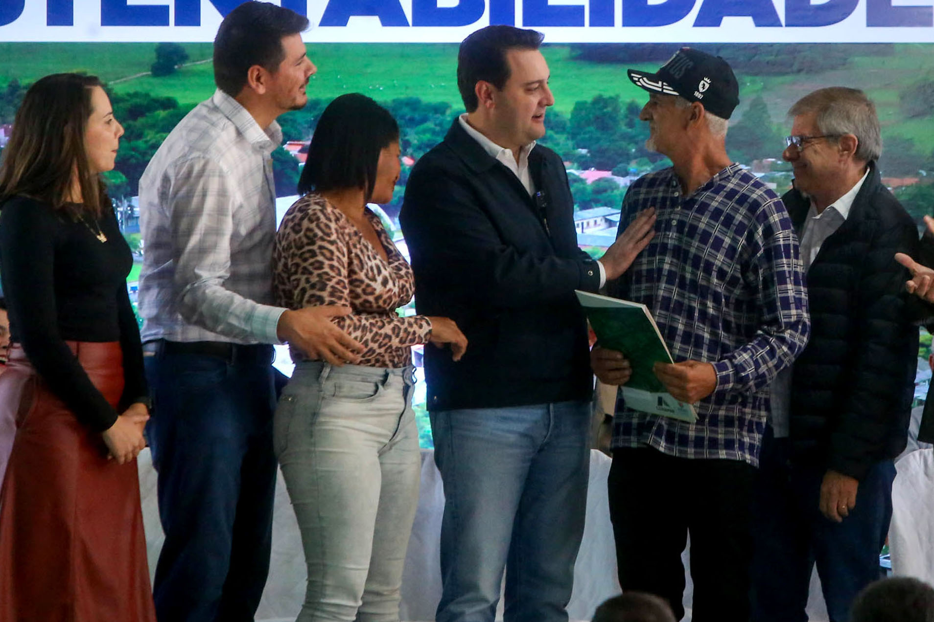 Governador entrega títulos de regularização fundiária a 52 famílias de Moreira Sales