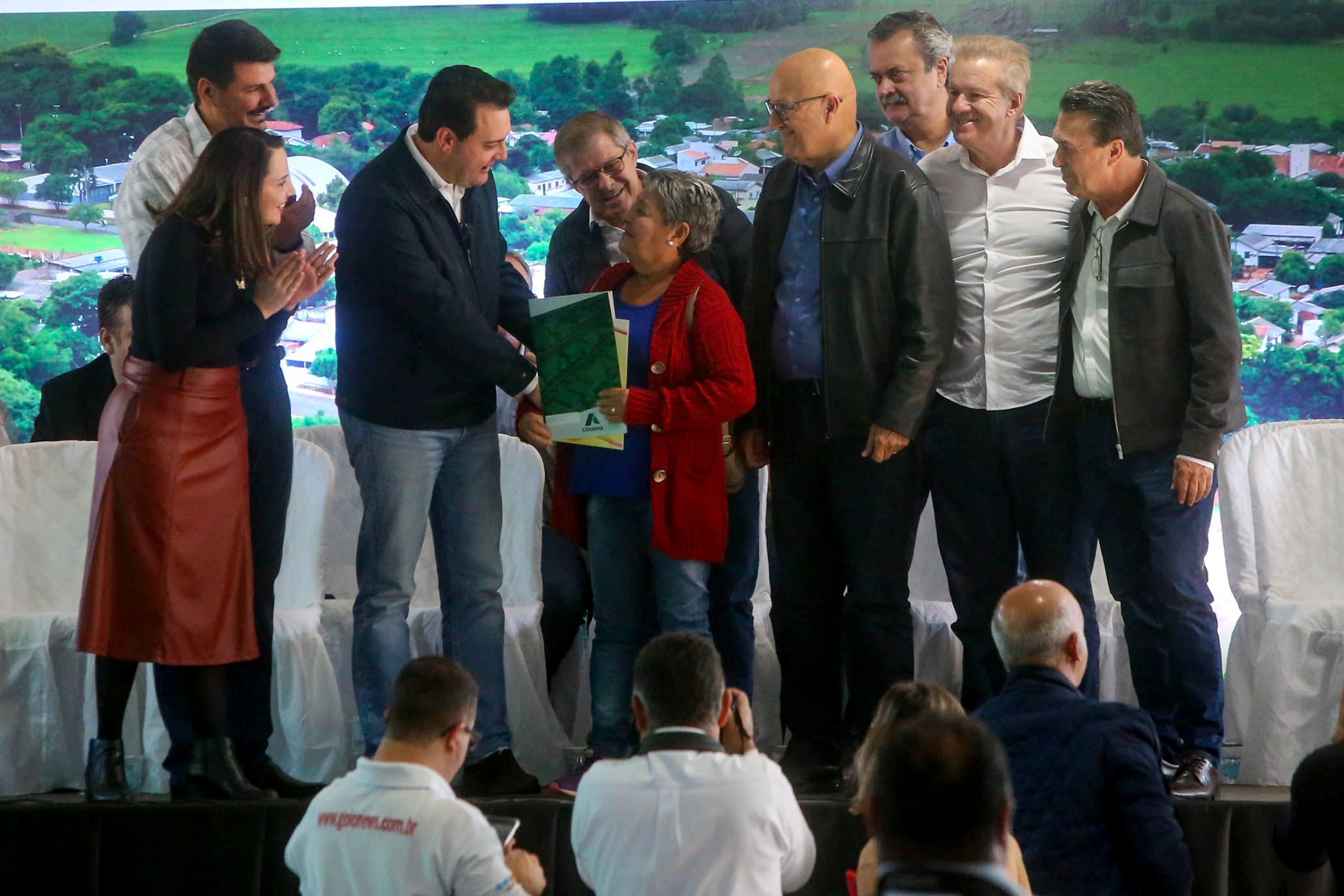 Governador entrega títulos de regularização fundiária a 52 famílias de Moreira Sales