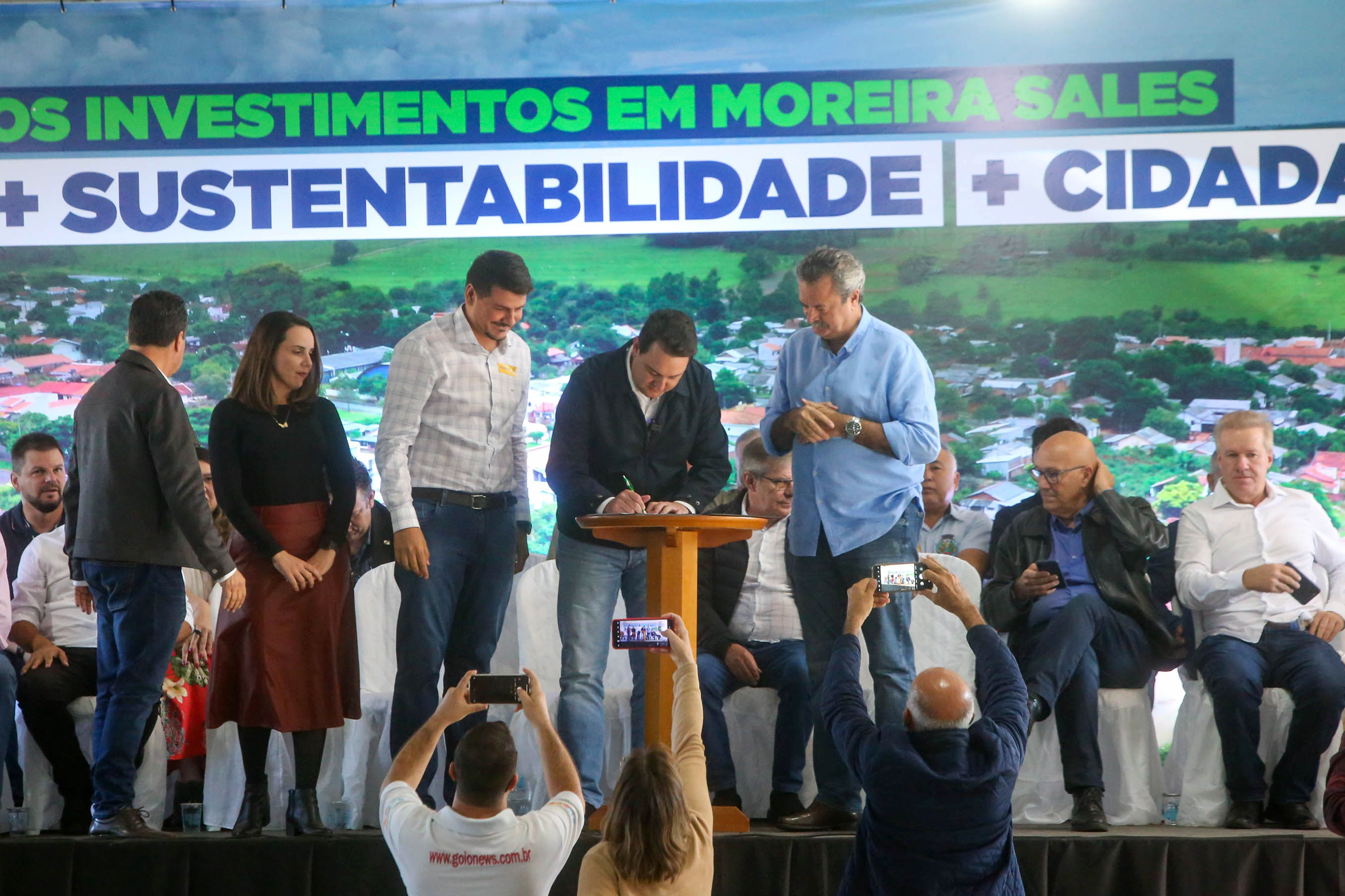 Governador entrega títulos de regularização fundiária a 52 famílias de Moreira Sales