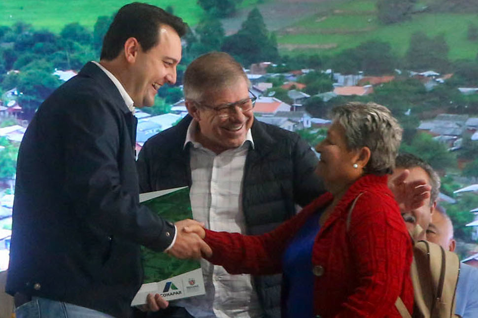 Governador entrega títulos de regularização fundiária a 52 famílias de Moreira Sales