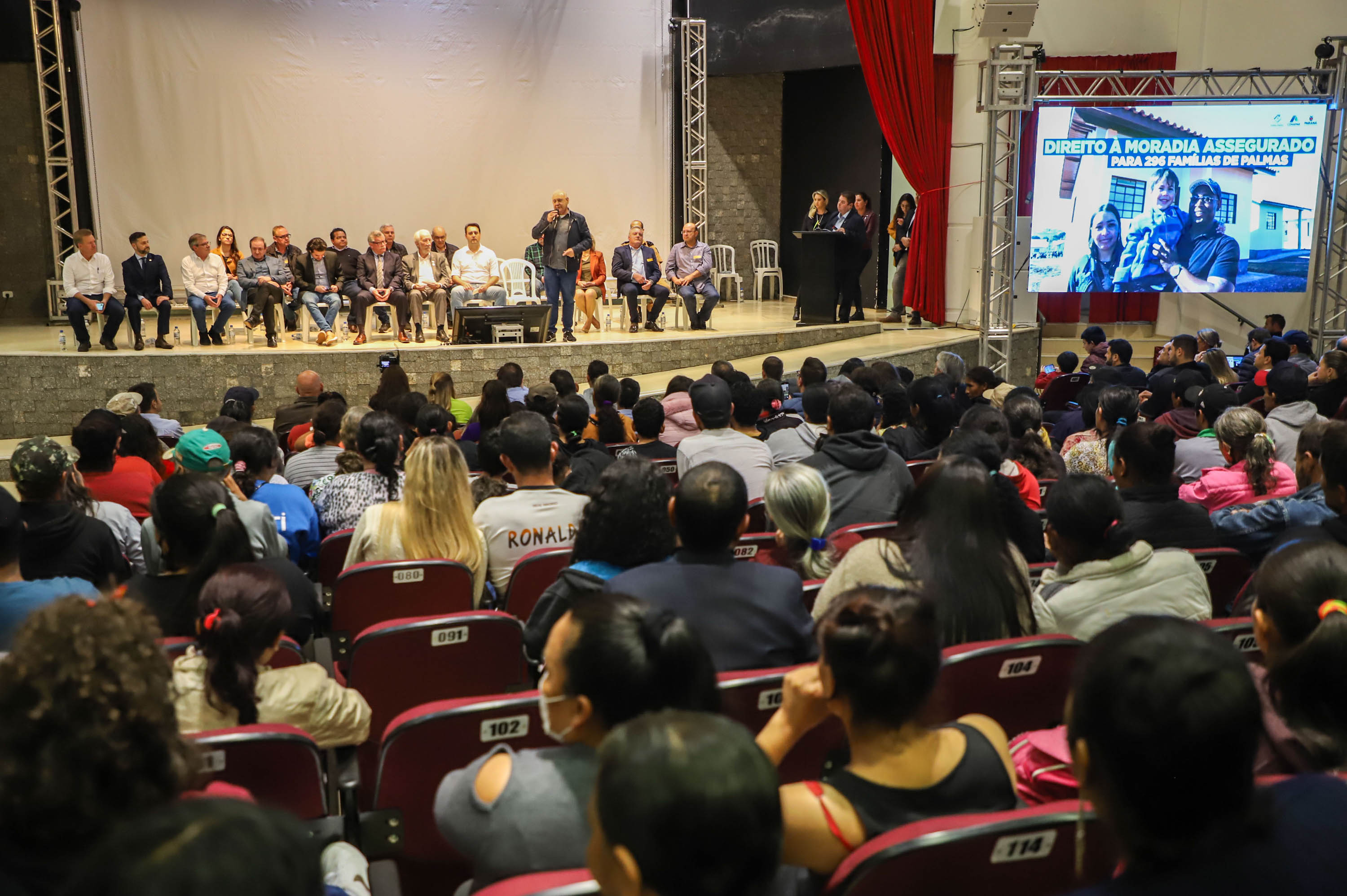 Títulos de propriedade entregues pelo Governo dão segurança a 296 famílias de Palmas