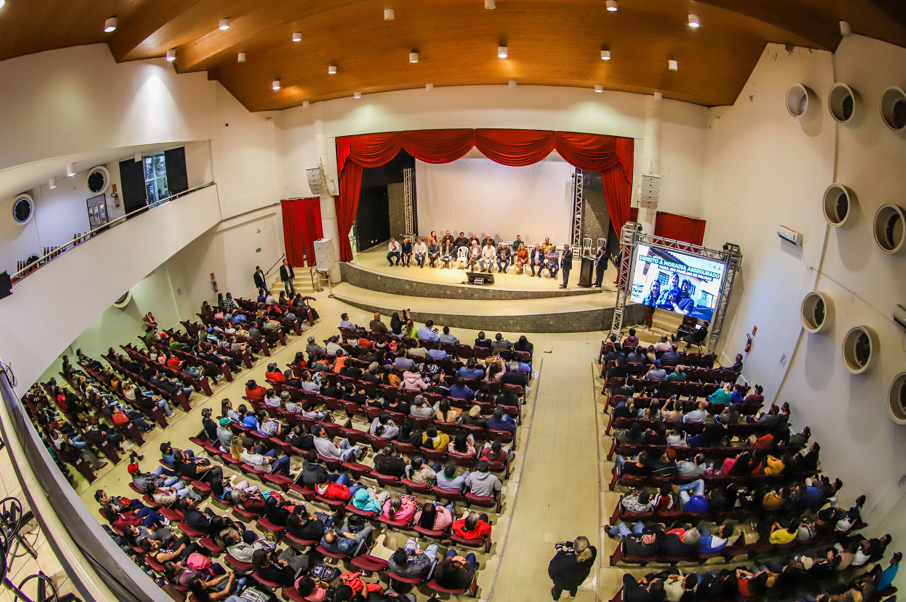 Títulos de propriedade entregues pelo Governo dão segurança a 296 famílias de Palmas