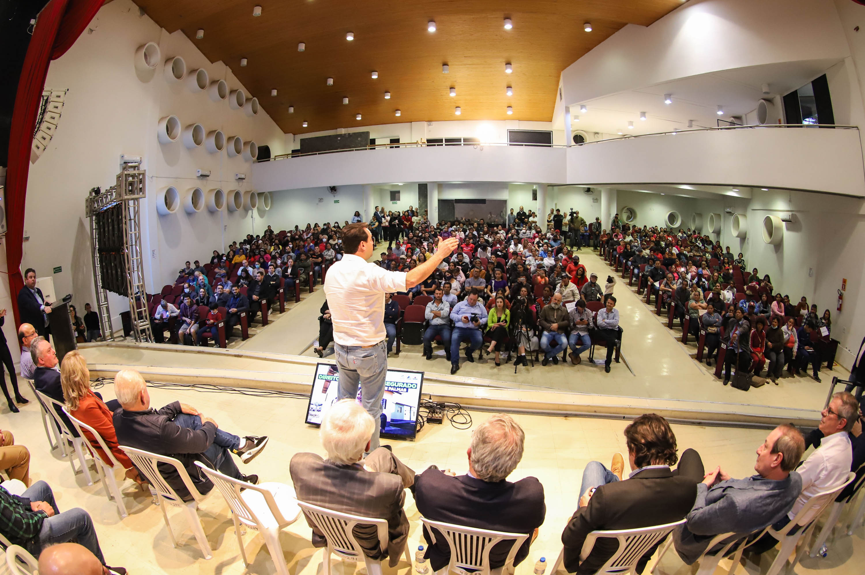 Títulos de propriedade entregues pelo Governo dão segurança a 296 famílias de Palmas