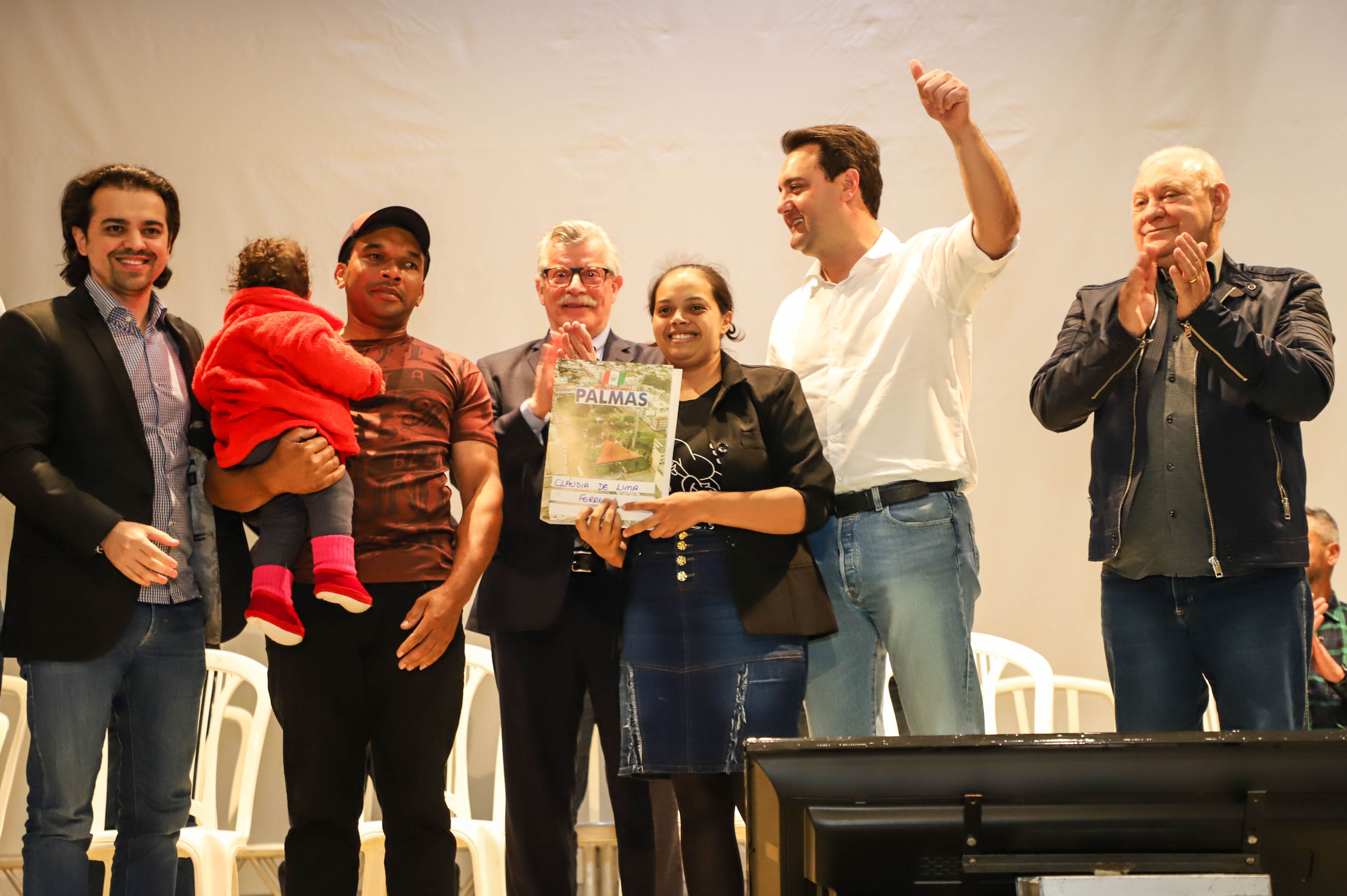 Títulos de propriedade entregues pelo Governo dão segurança a 296 famílias de Palmas