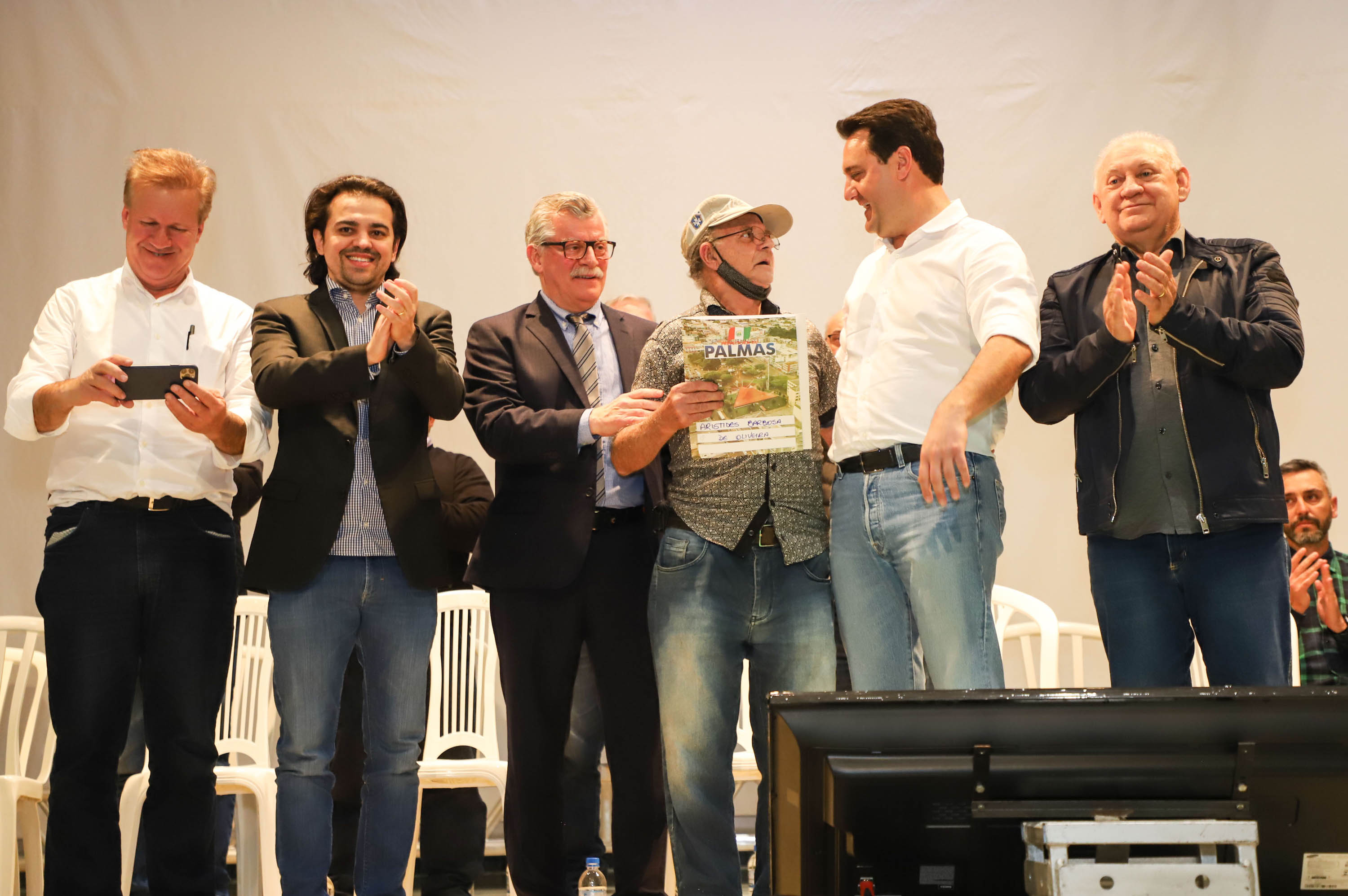 Títulos de propriedade entregues pelo Governo dão segurança a 296 famílias de Palmas