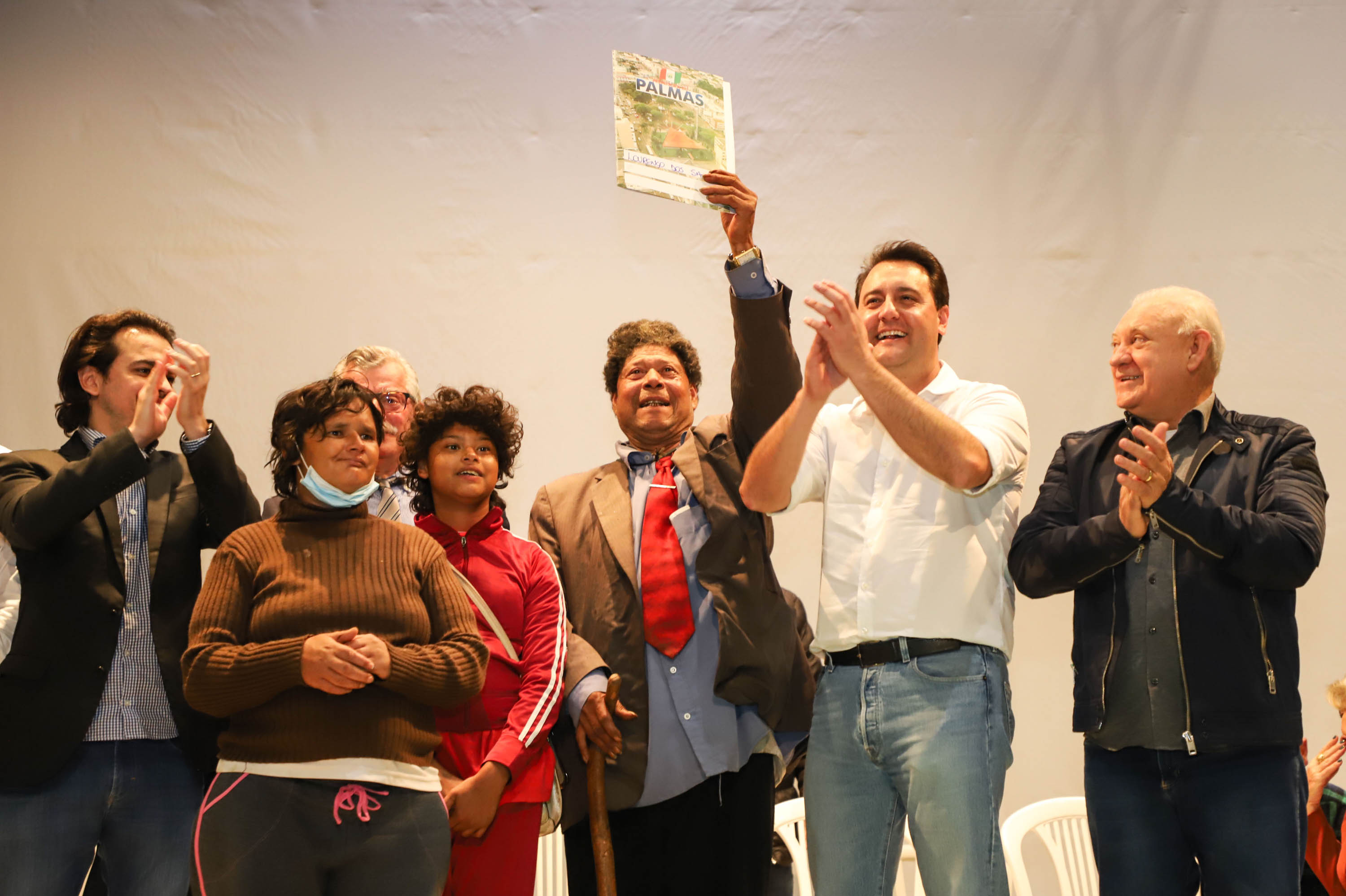 Títulos de propriedade entregues pelo Governo dão segurança a 296 famílias de Palmas