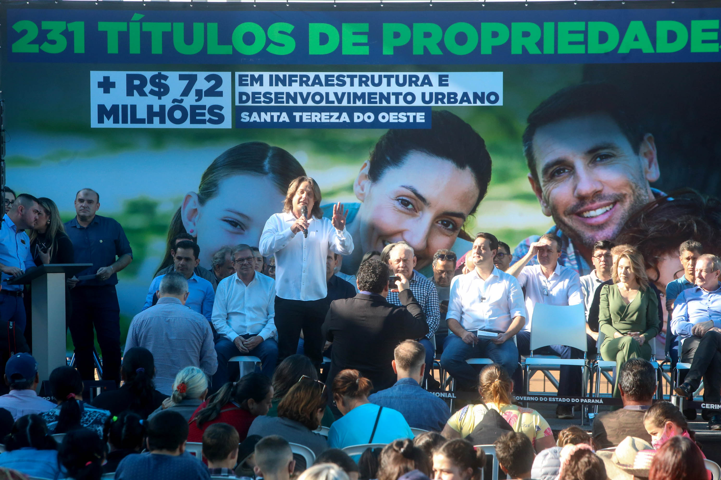 Governador entrega títulos de propriedade e libera R$ 7 milhões para Santa Tereza do Oeste