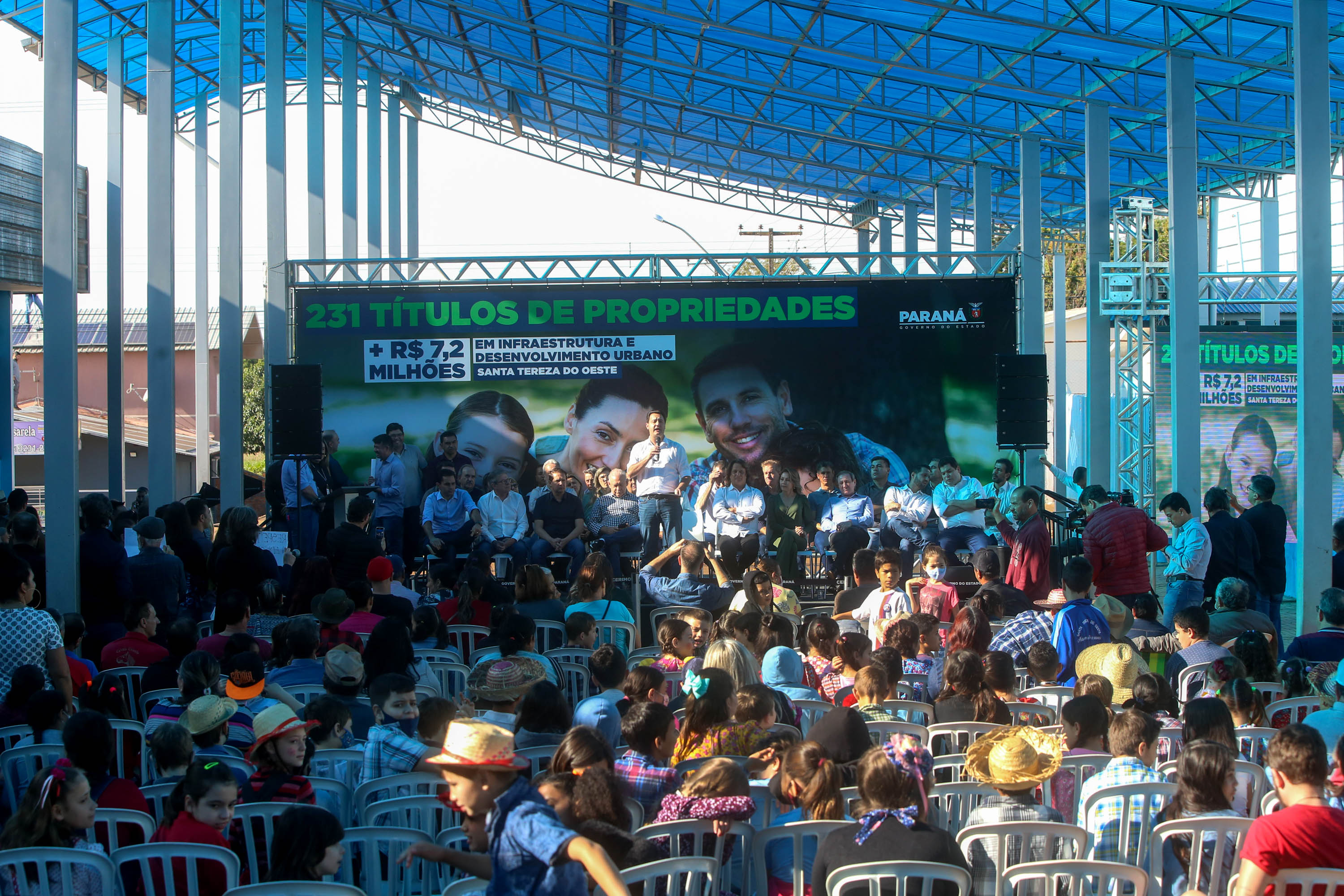 Governador entrega títulos de propriedade e libera R$ 7 milhões para Santa Tereza do Oeste