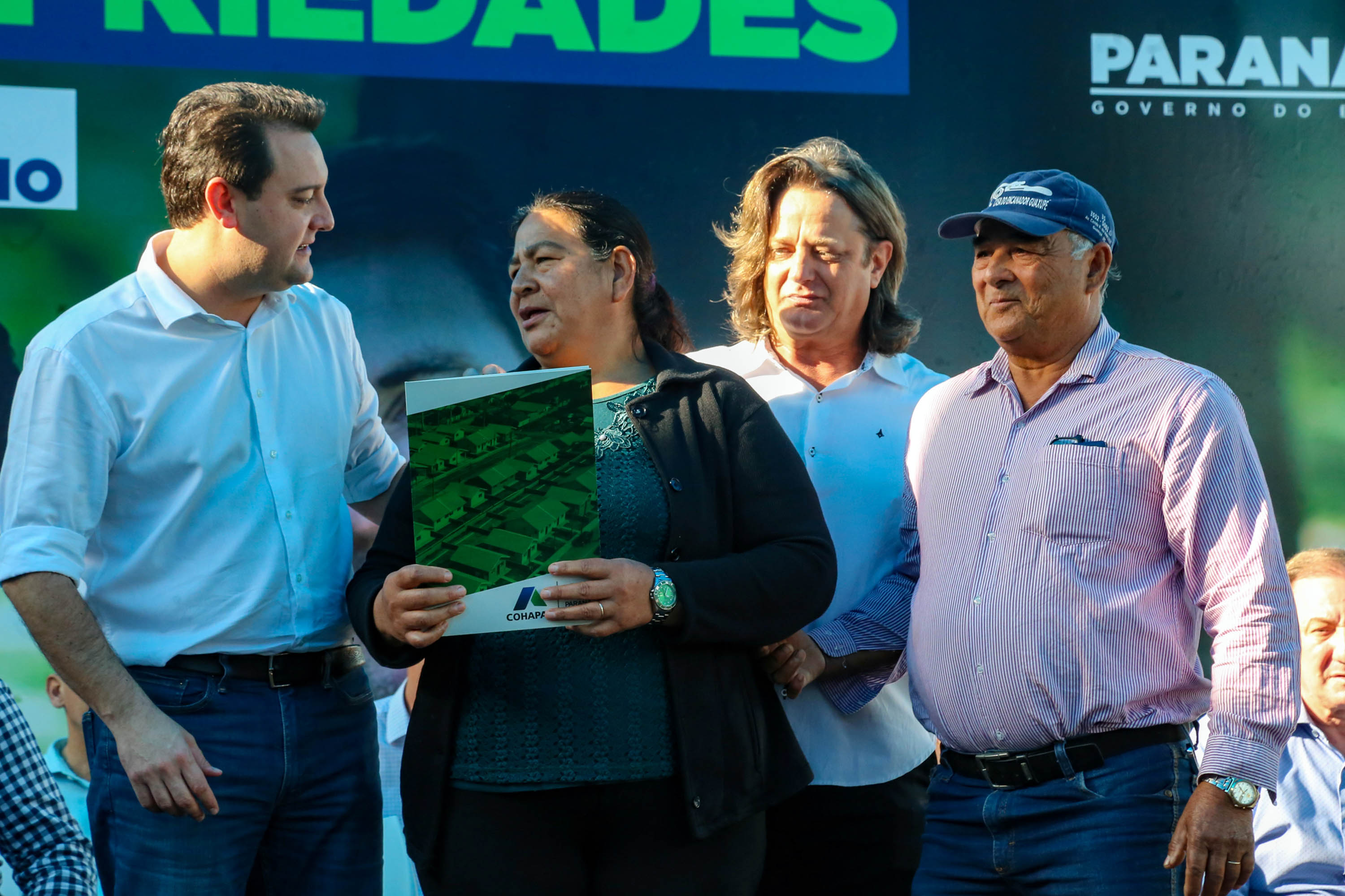 Governador entrega títulos de propriedade e libera R$ 7 milhões para Santa Tereza do Oeste