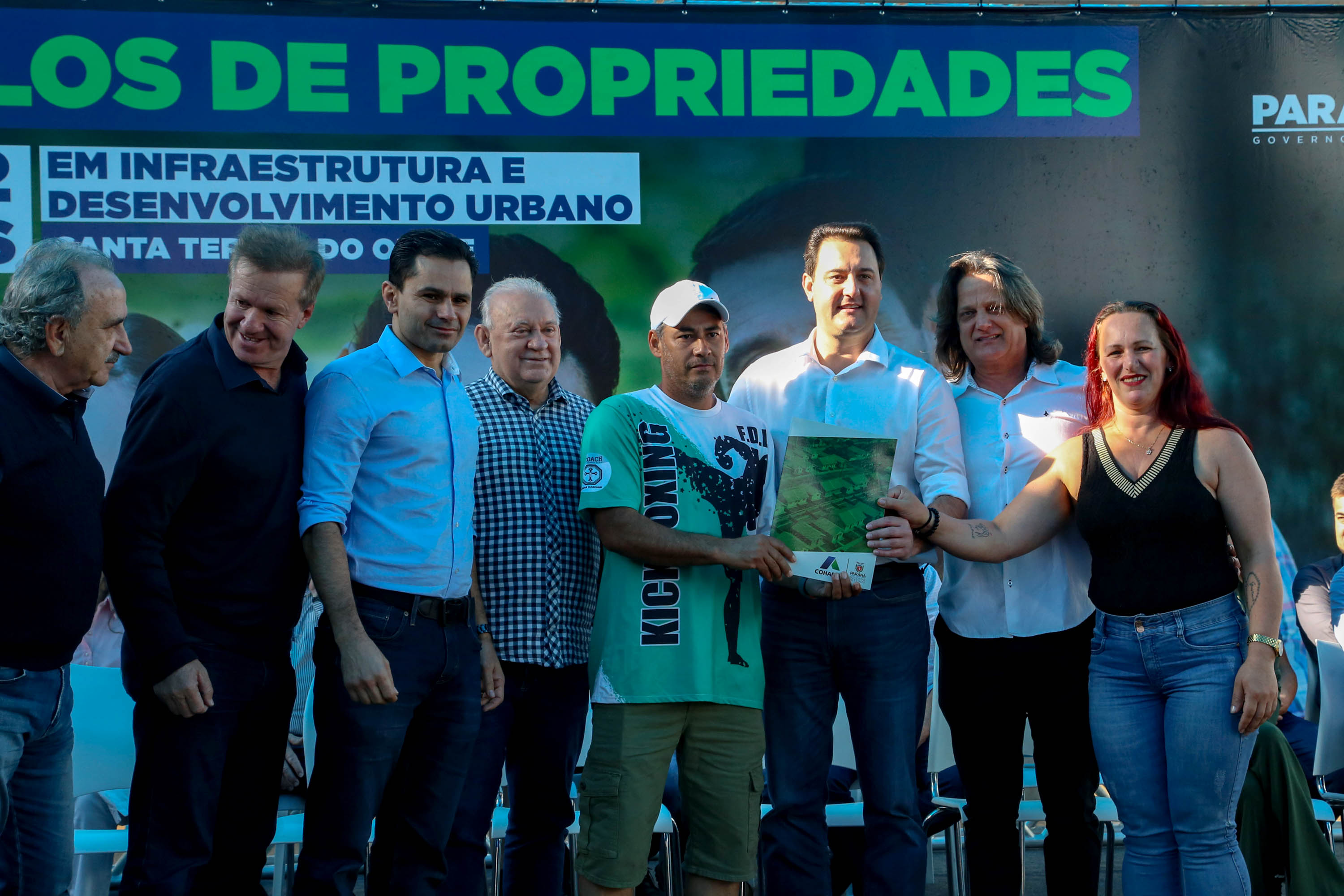 Governador entrega títulos de propriedade e libera R$ 7 milhões para Santa Tereza do Oeste