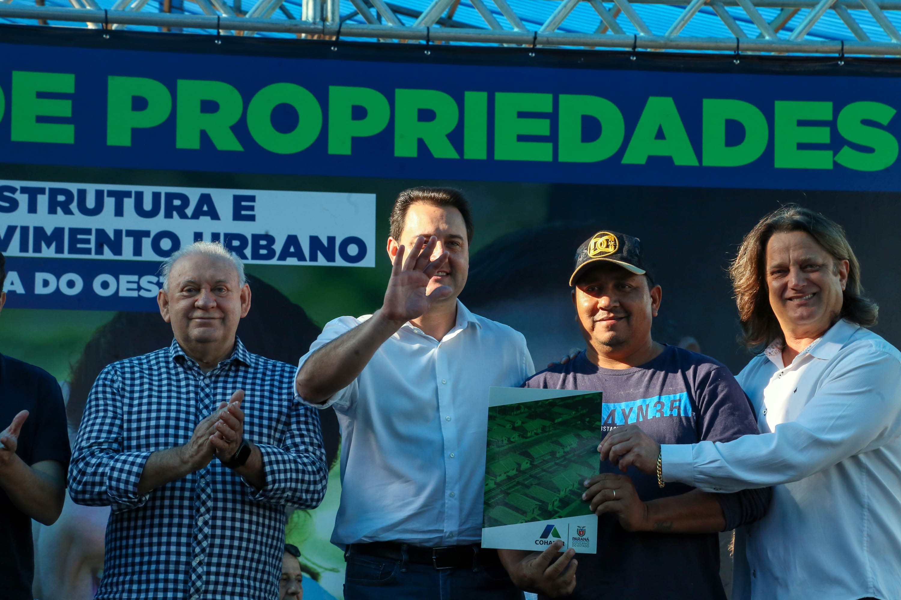 Governador entrega títulos de propriedade e libera R$ 7 milhões para Santa Tereza do Oeste