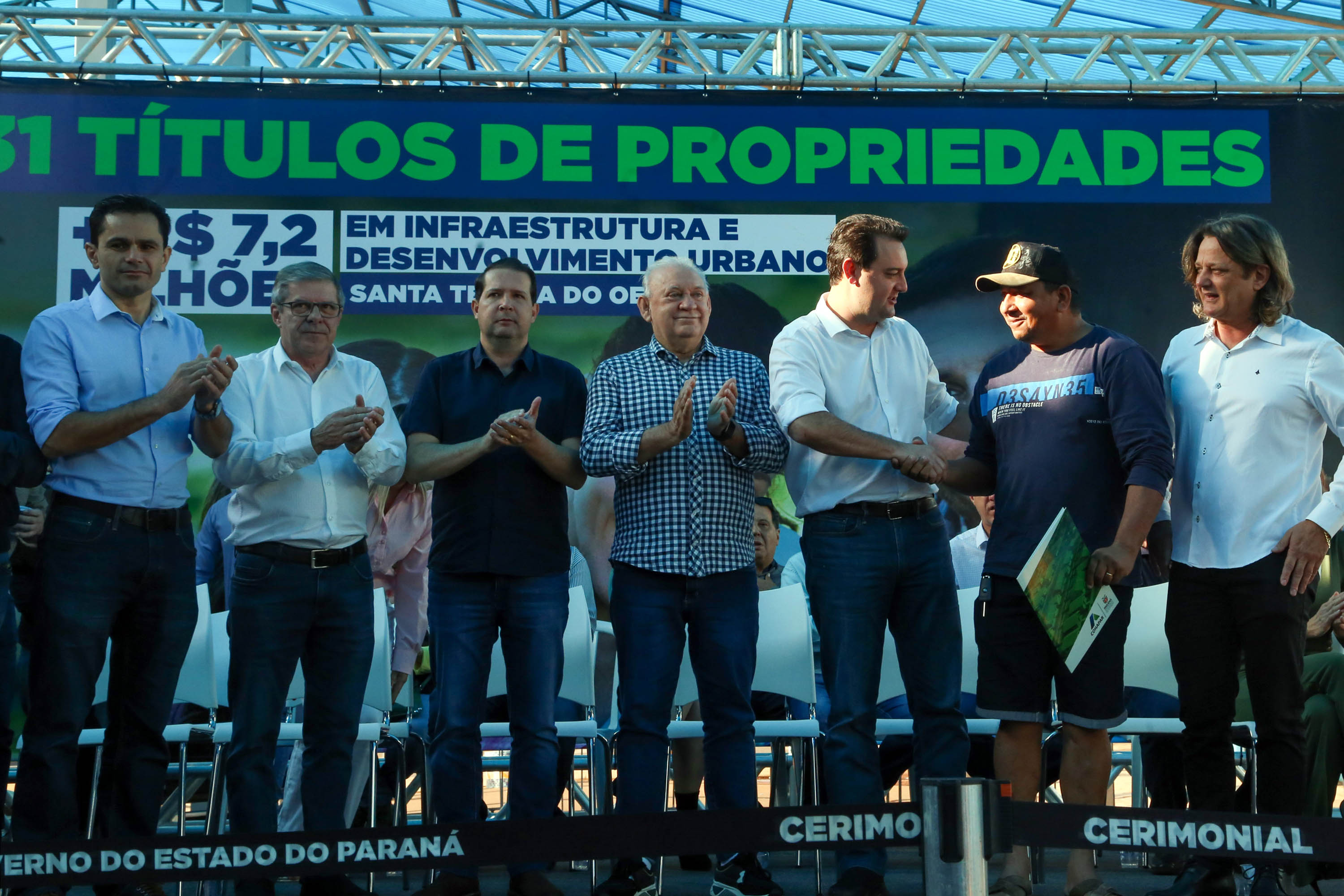 Governador entrega títulos de propriedade e libera R$ 7 milhões para Santa Tereza do Oeste