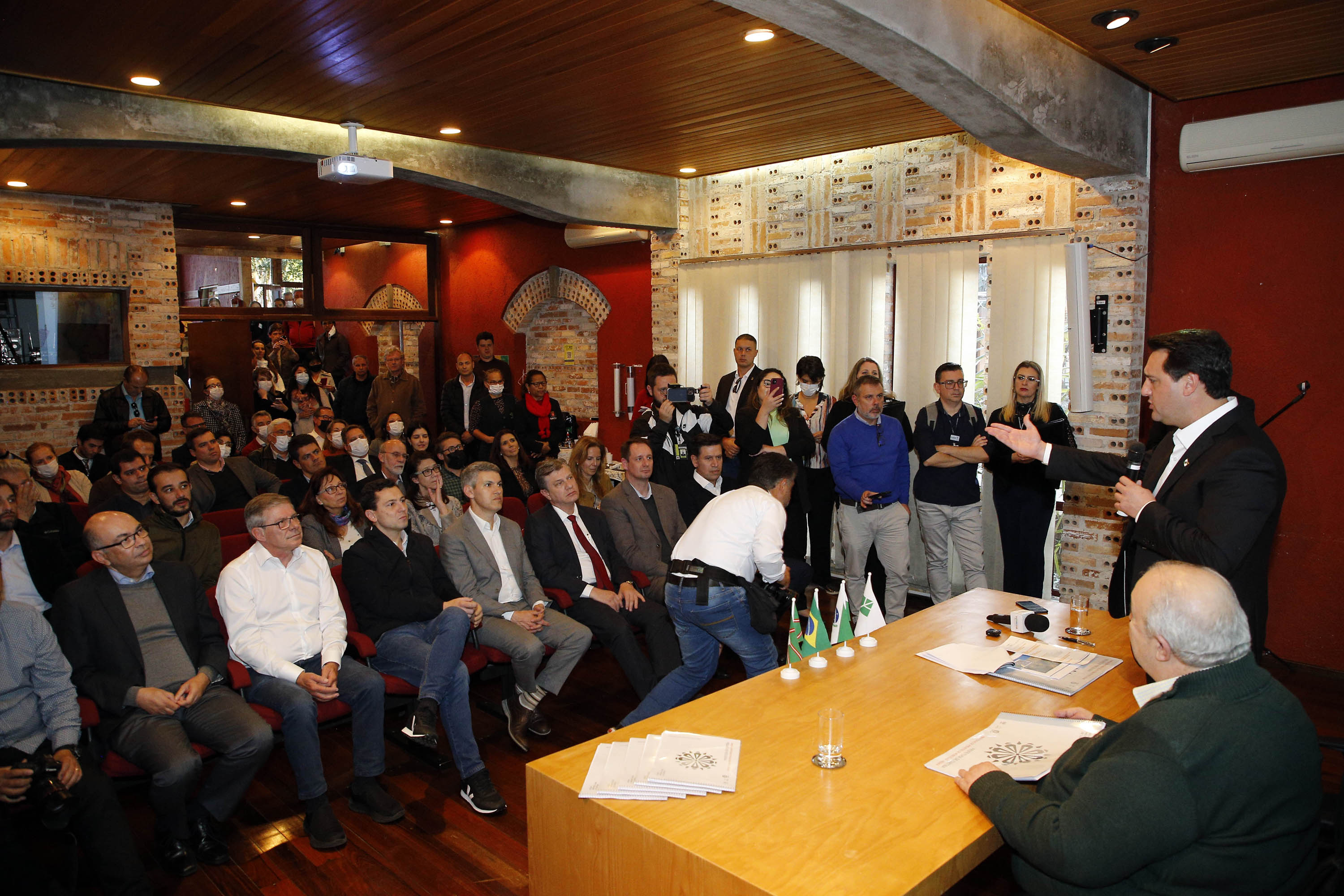 Estado e Prefeitura de Curitiba firmam novas parcerias para habitação e transporte público