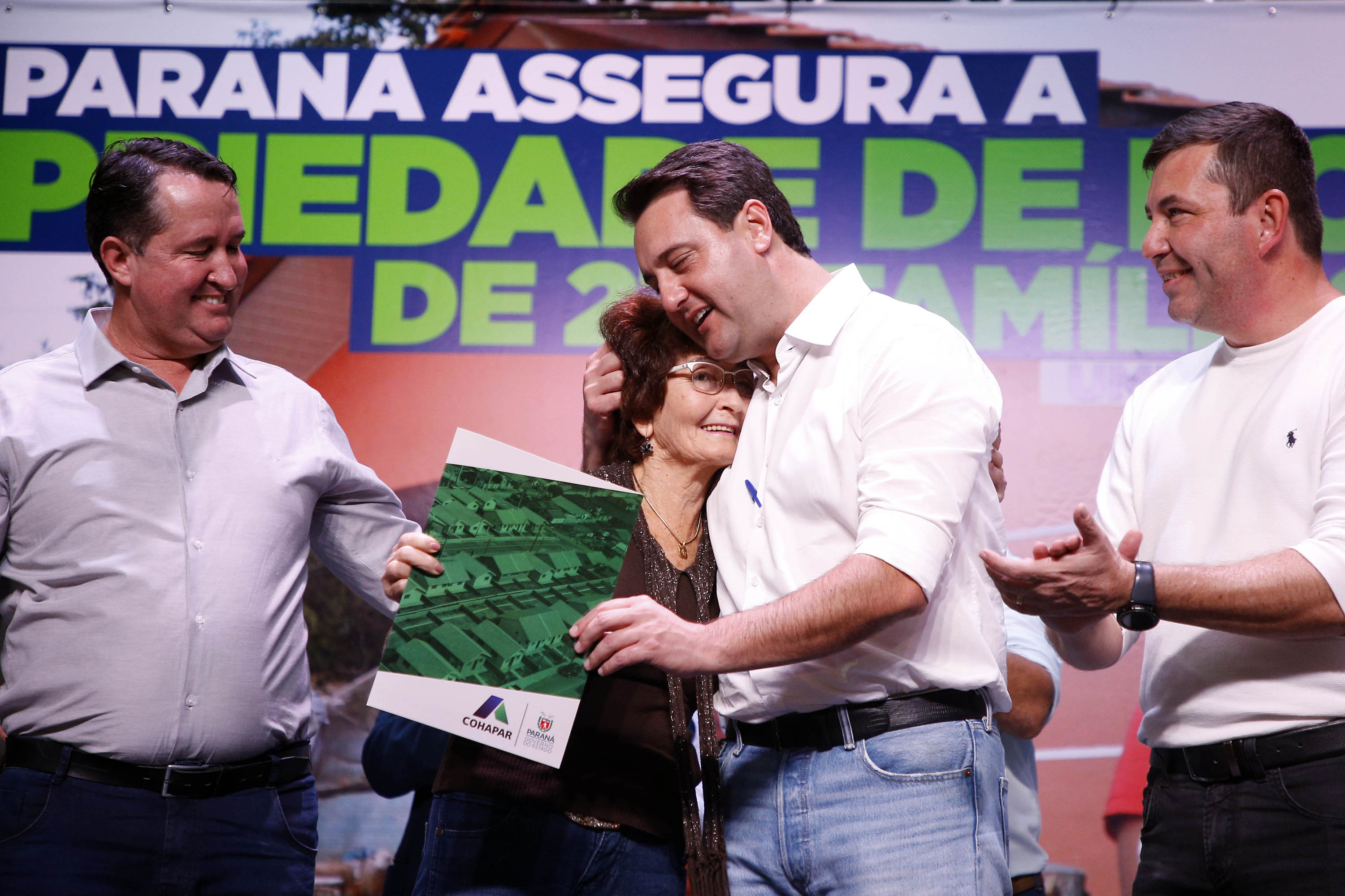 Programa de regularização de casas garante reconhecimento a 16 mil famílias paranaenses