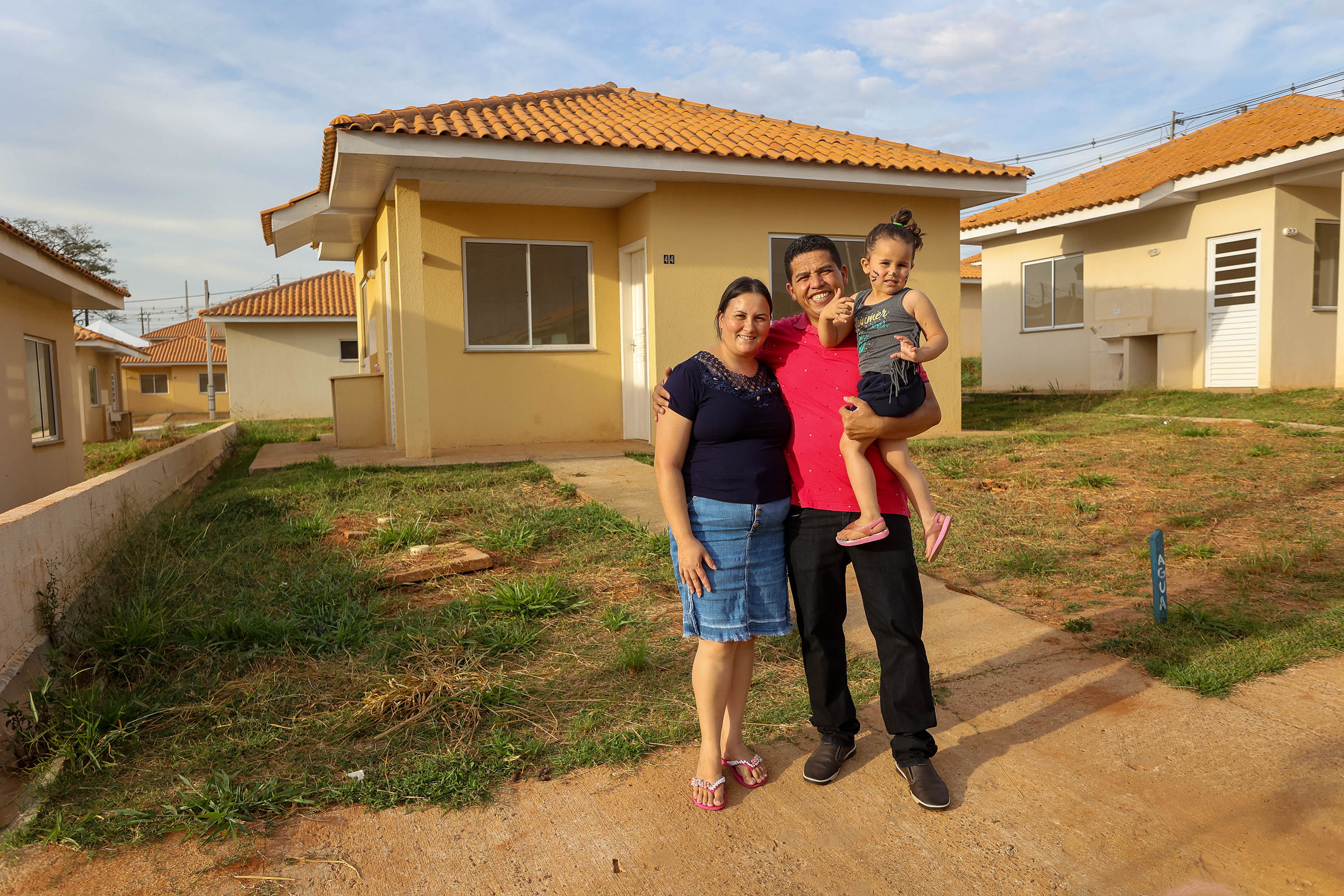 Com investimento de R$ 8,1 milhões do Estado, governador entrega 84 casas populares a famílias de Ventania