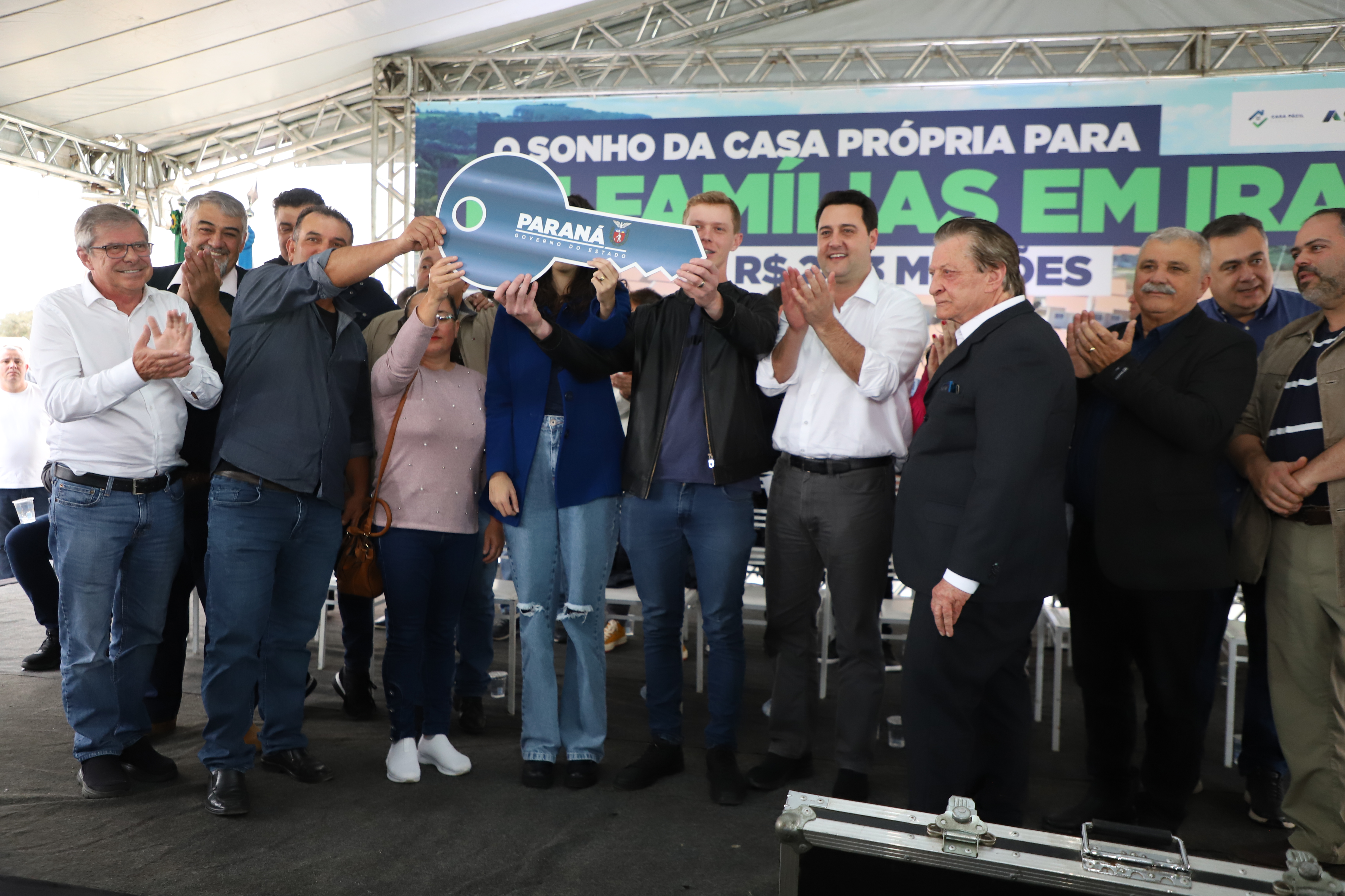 Governador entrega chaves da casa própria a 174 famílias de Irati