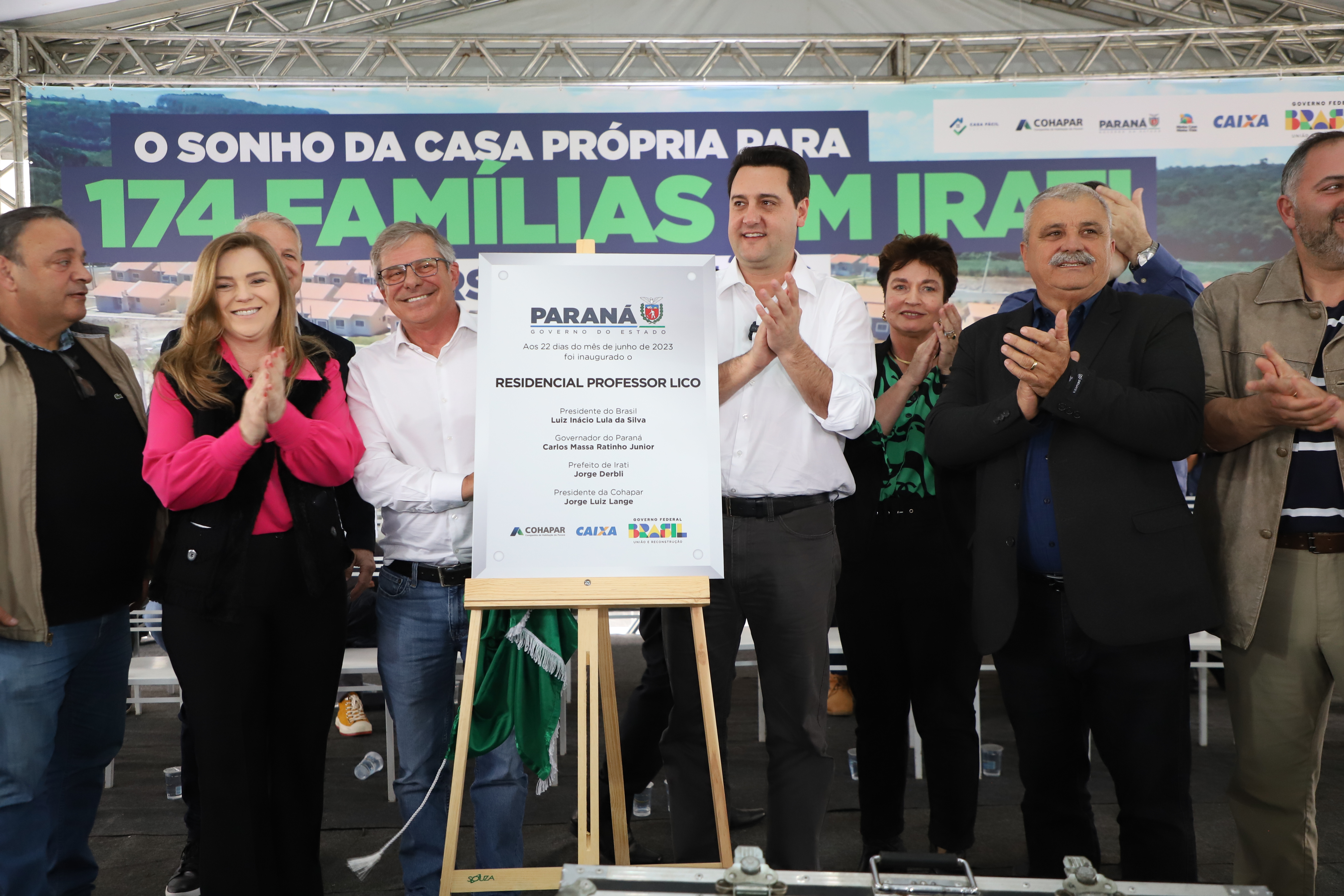 Governador entrega chaves da casa própria a 174 famílias de Irati