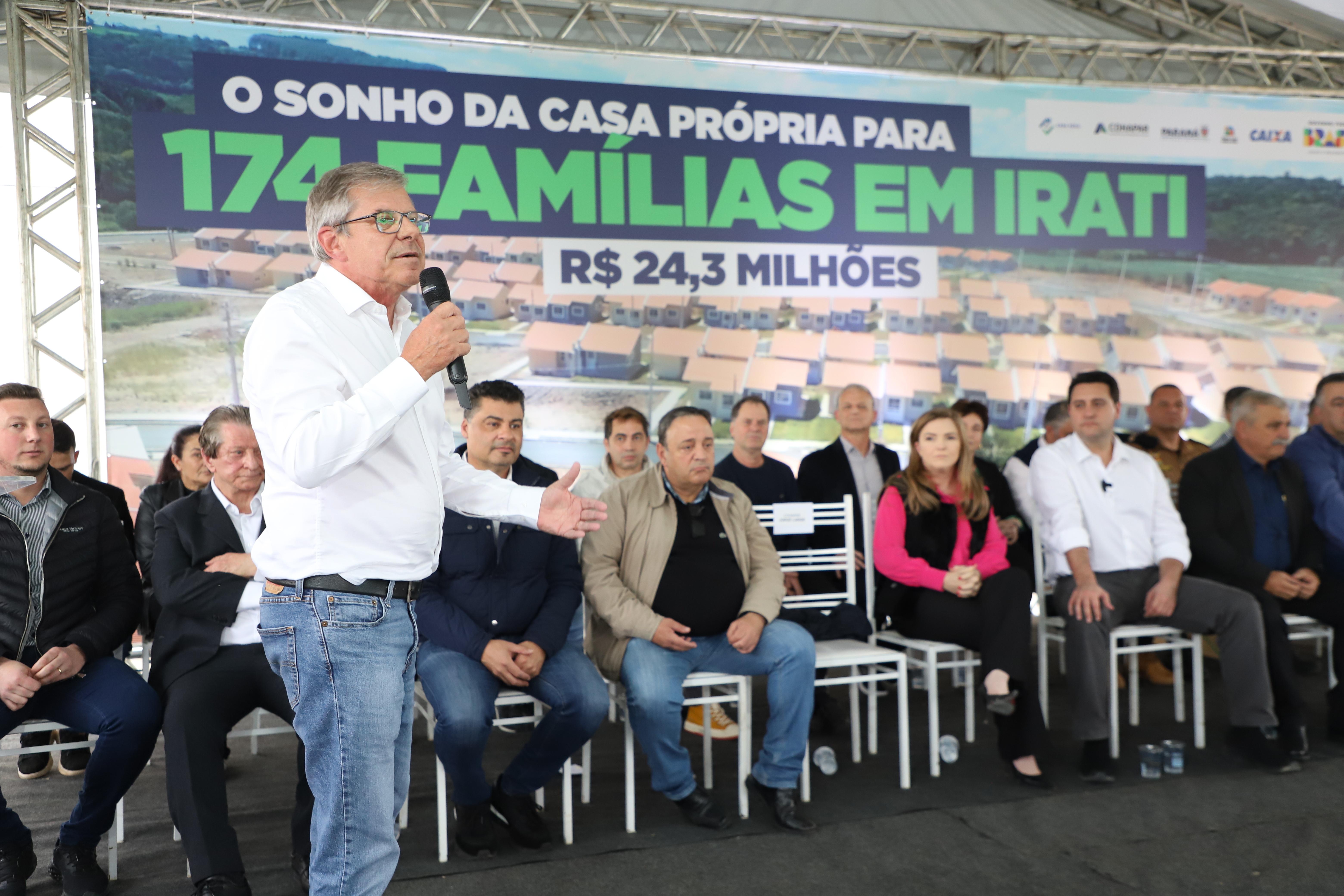 Governador entrega chaves da casa própria a 174 famílias de Irati