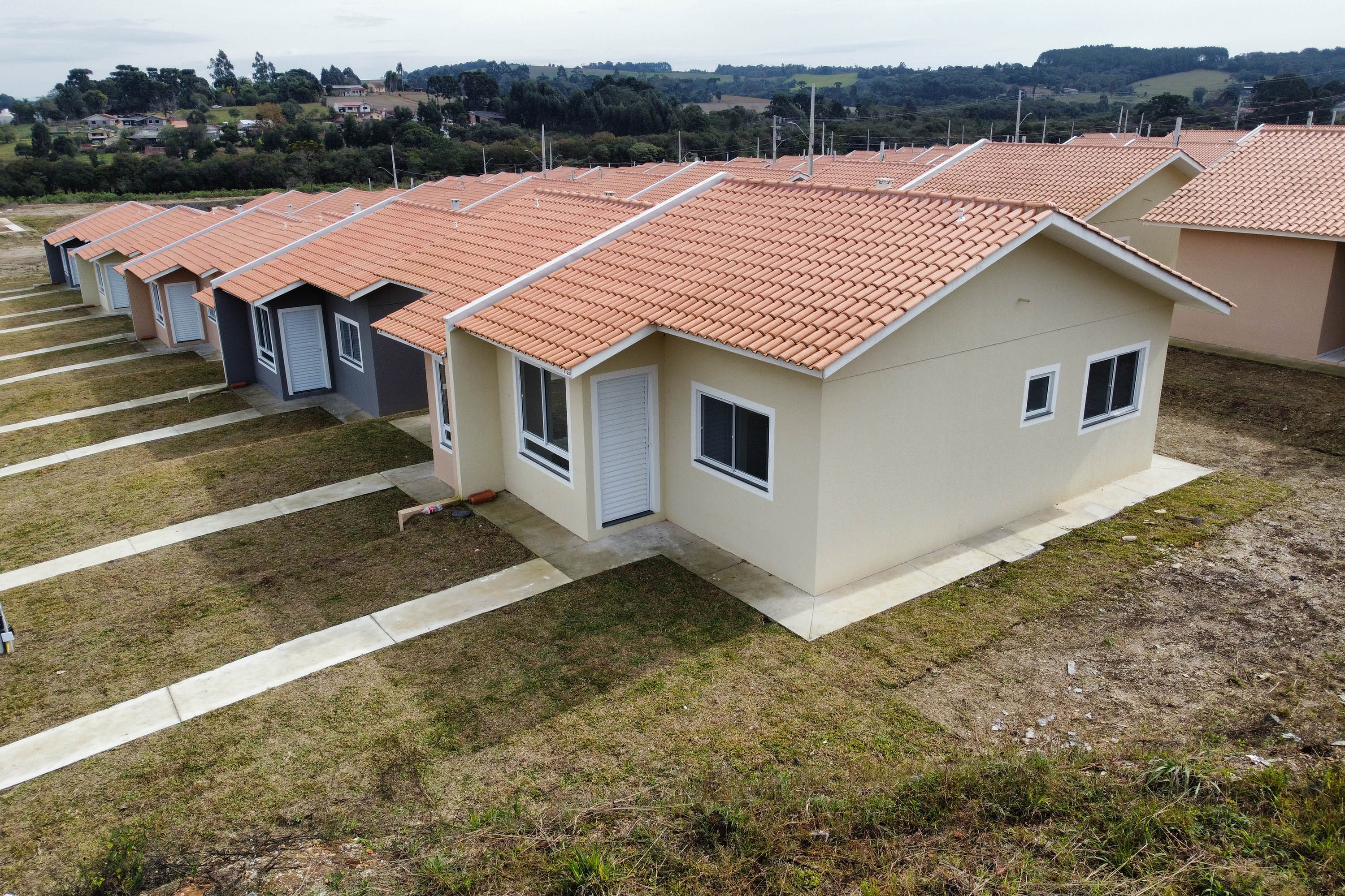 Governador entrega chaves da casa própria a 174 famílias de Irati