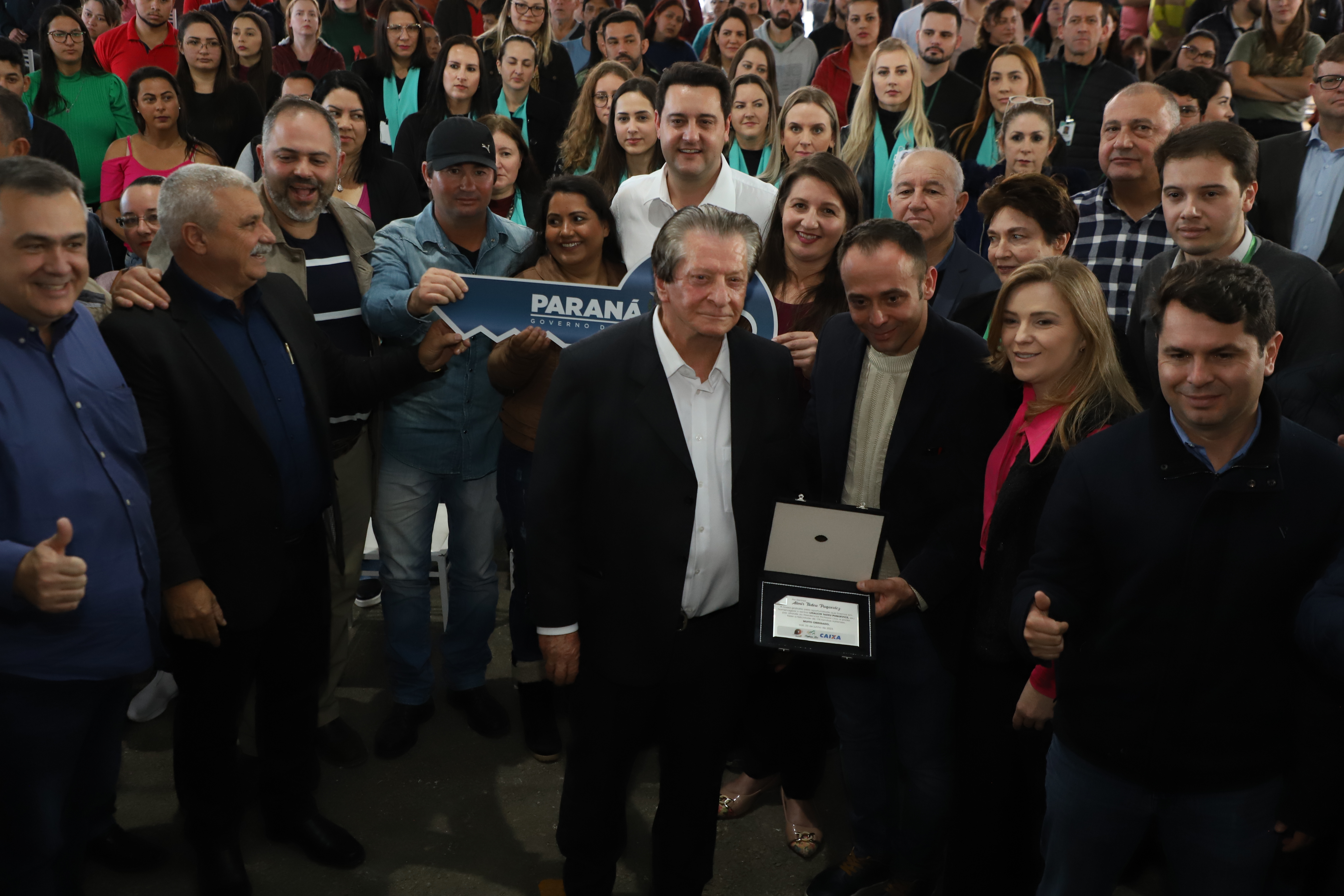 Governador entrega chaves da casa própria a 174 famílias de Irati