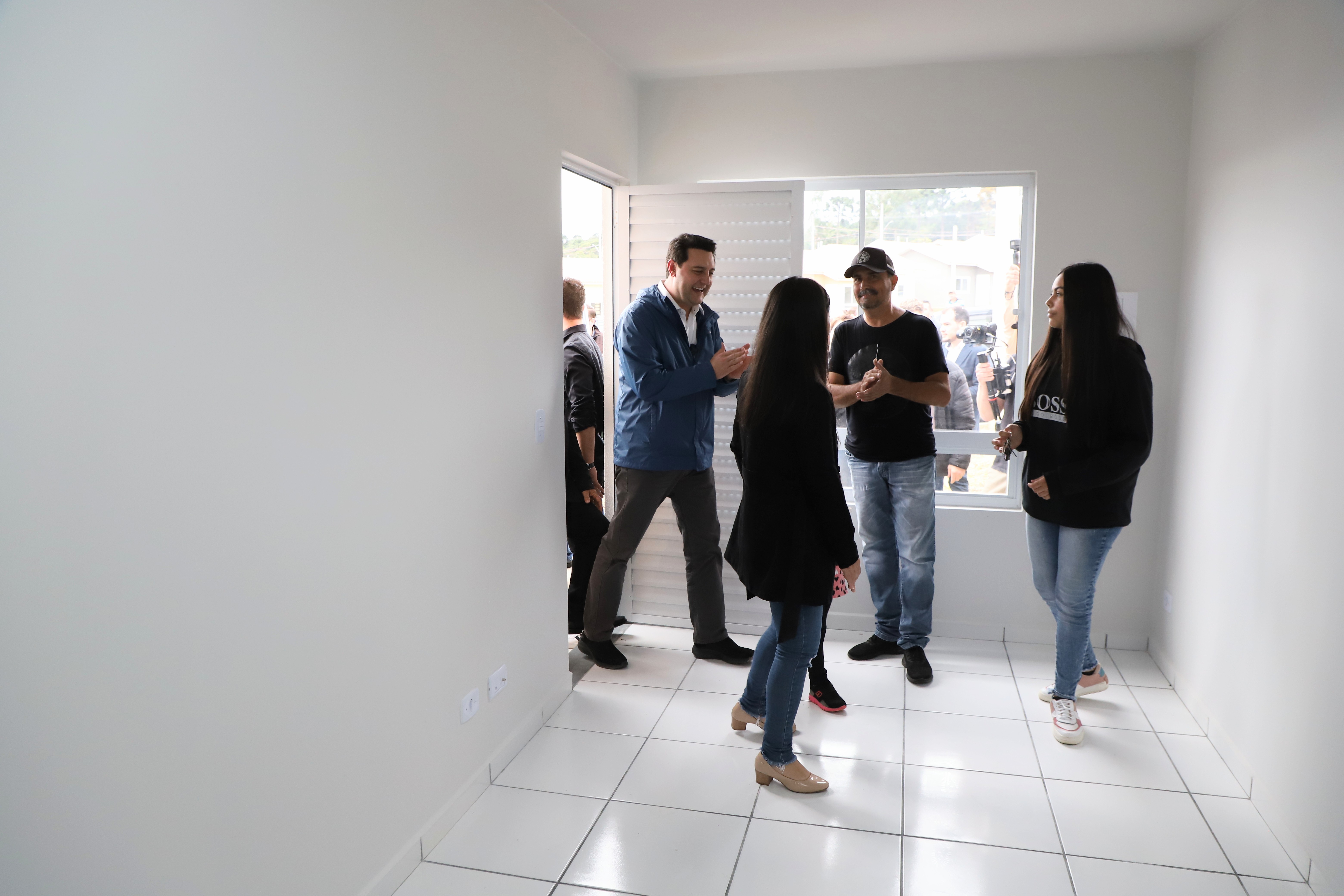 Governador entrega chaves da casa própria a 174 famílias de Irati