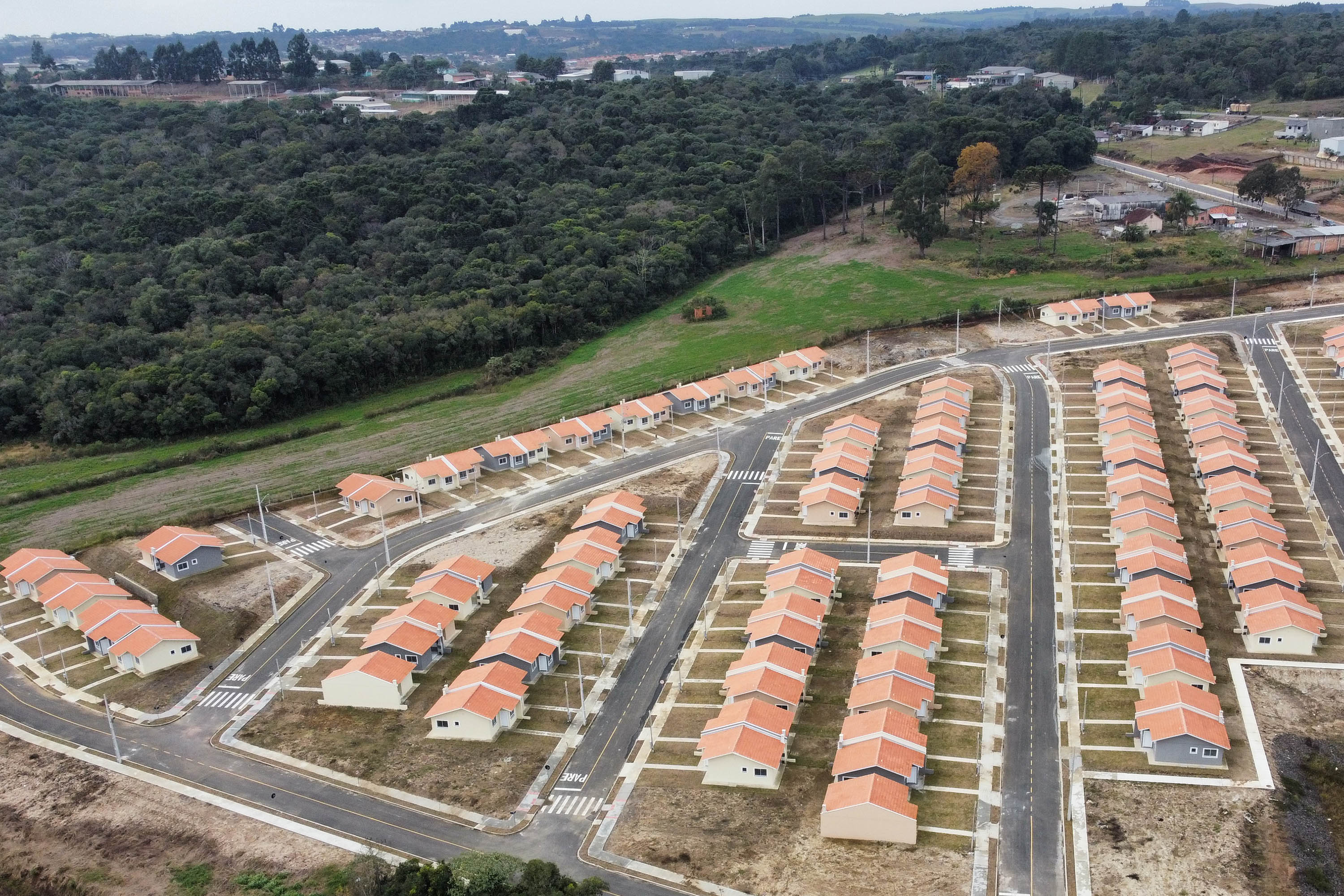 Governador entrega chaves da casa própria a 174 famílias de Irati