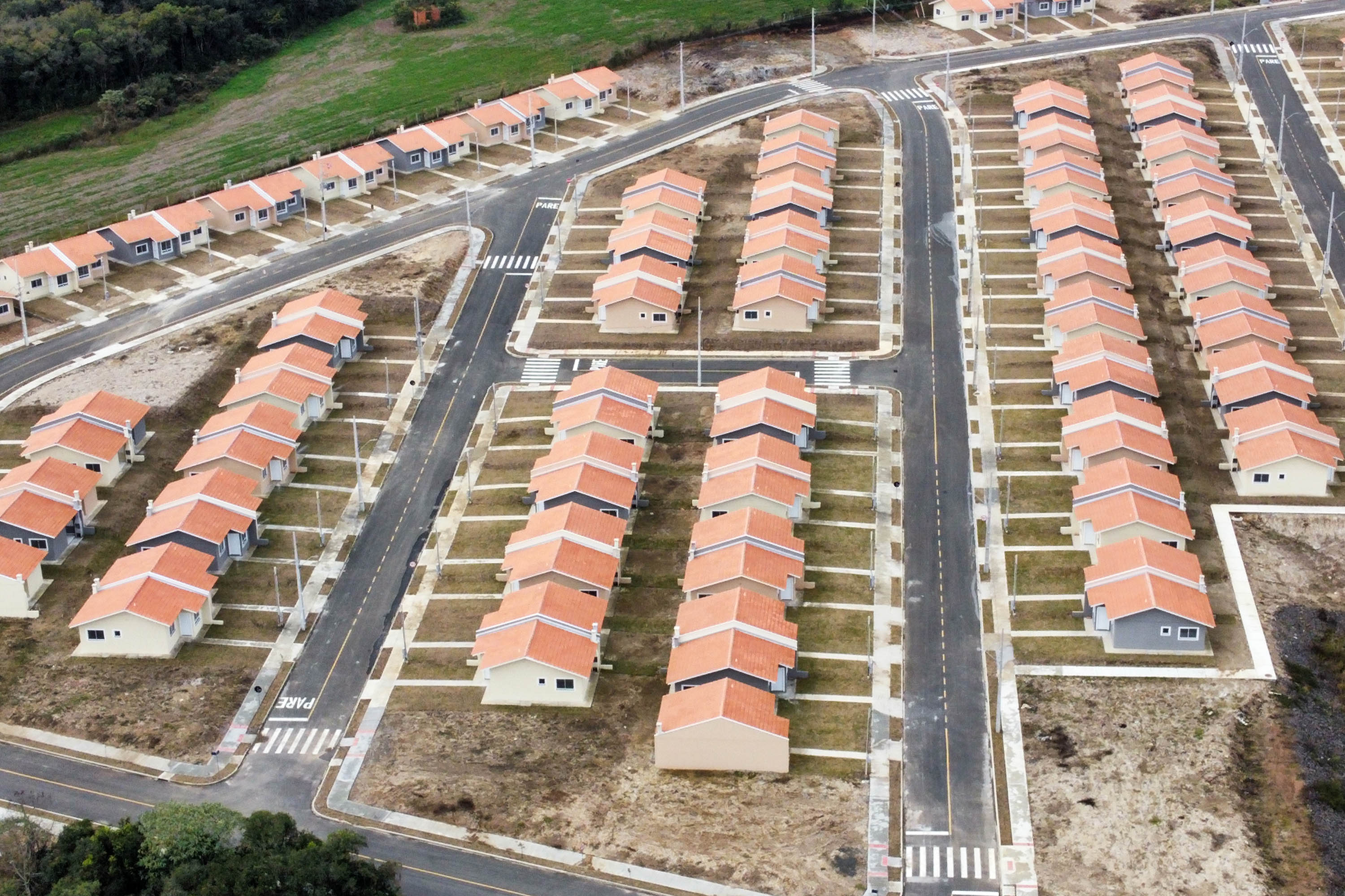 Governador entrega chaves da casa própria a 174 famílias de Irati