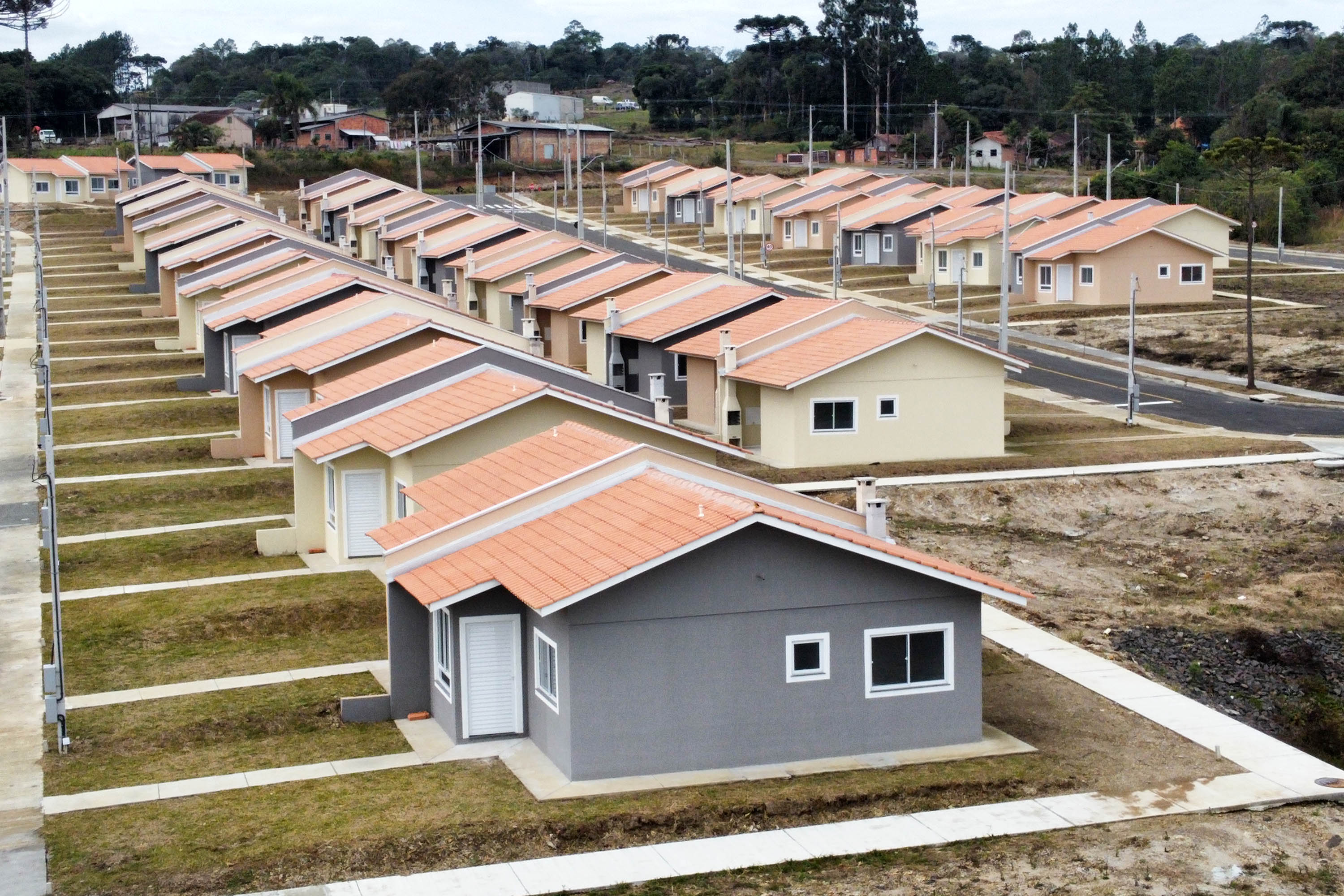 Governador entrega chaves da casa própria a 174 famílias de Irati