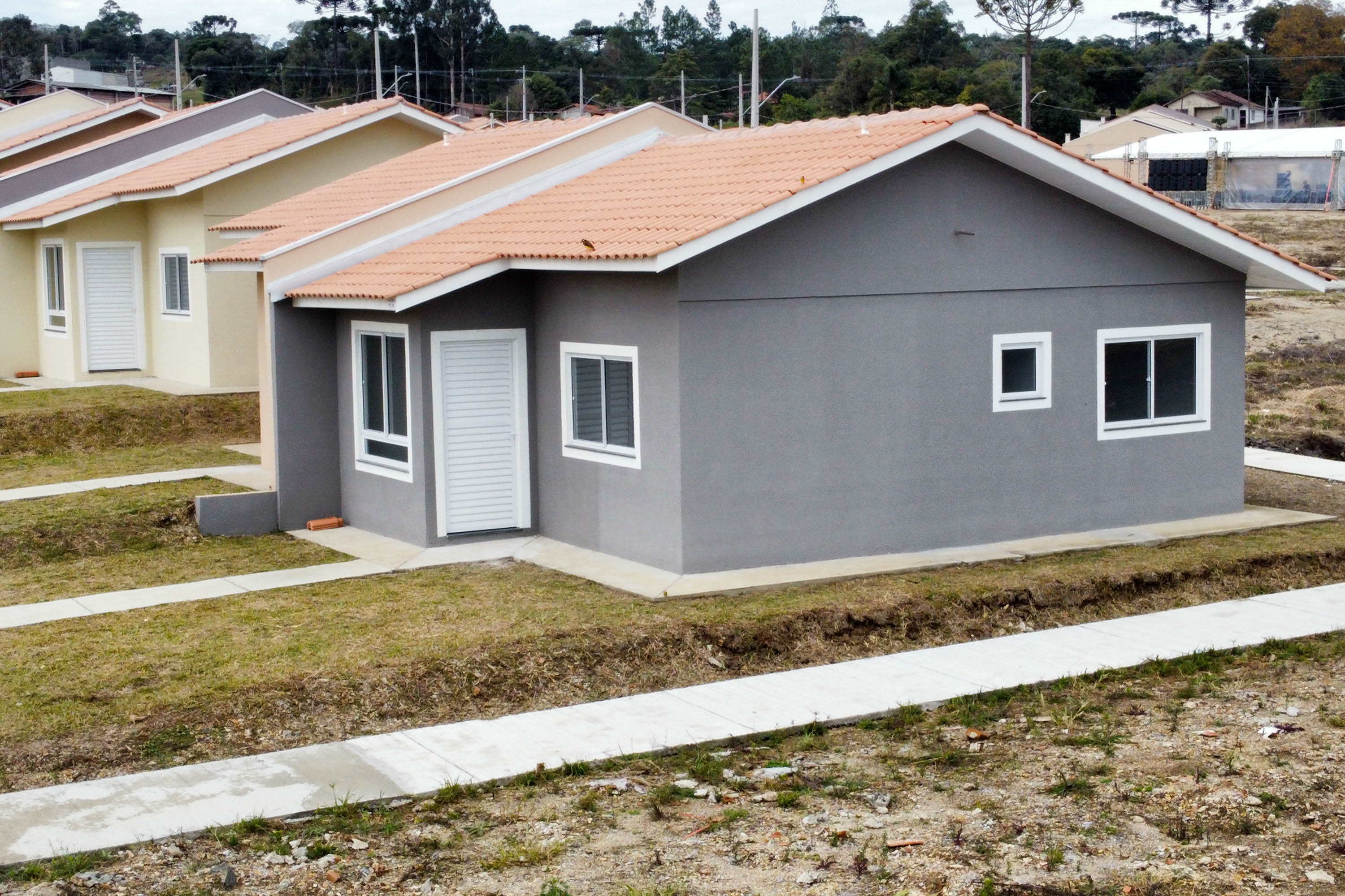 Governador entrega chaves da casa própria a 174 famílias de Irati