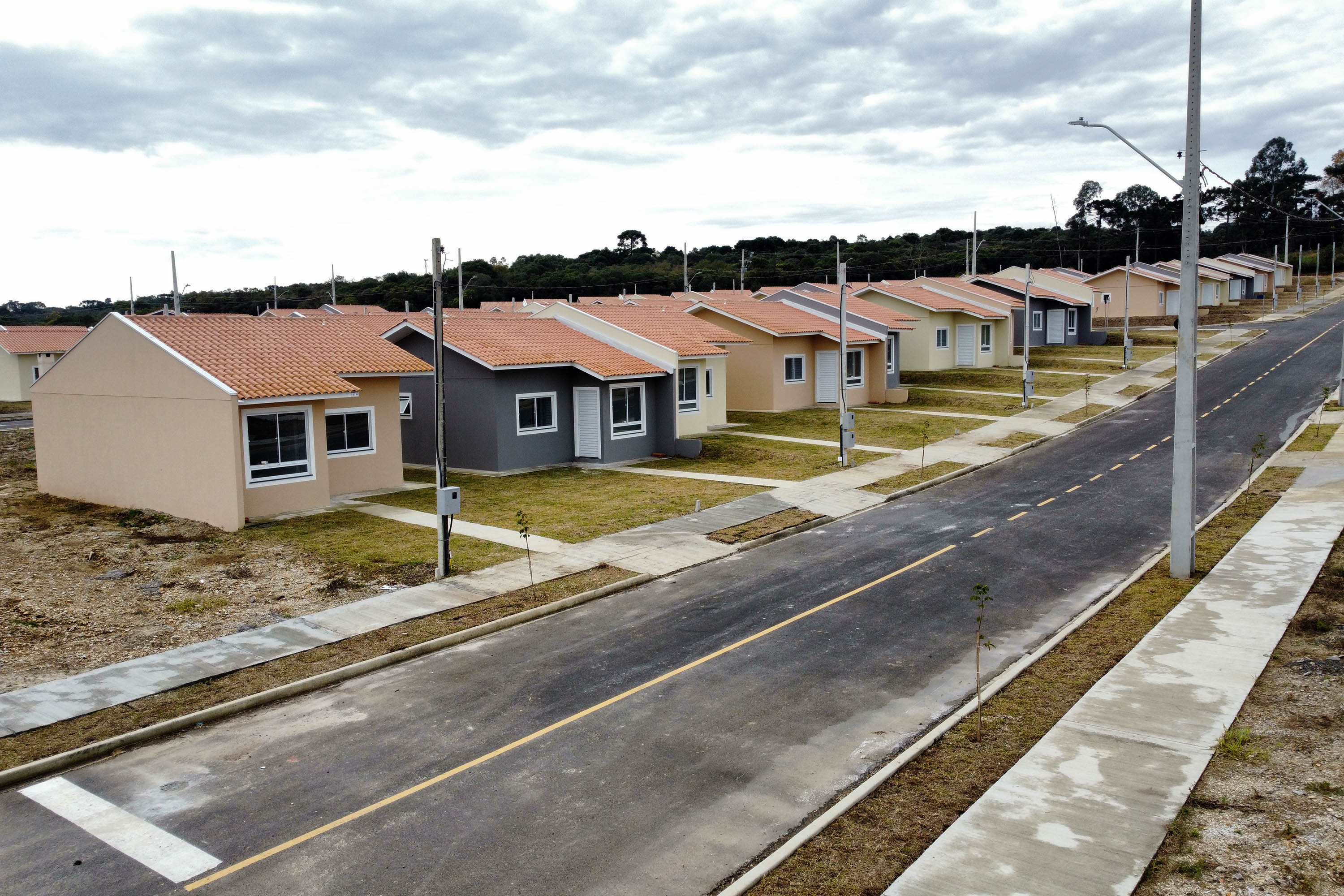 Governador entrega chaves da casa própria a 174 famílias de Irati