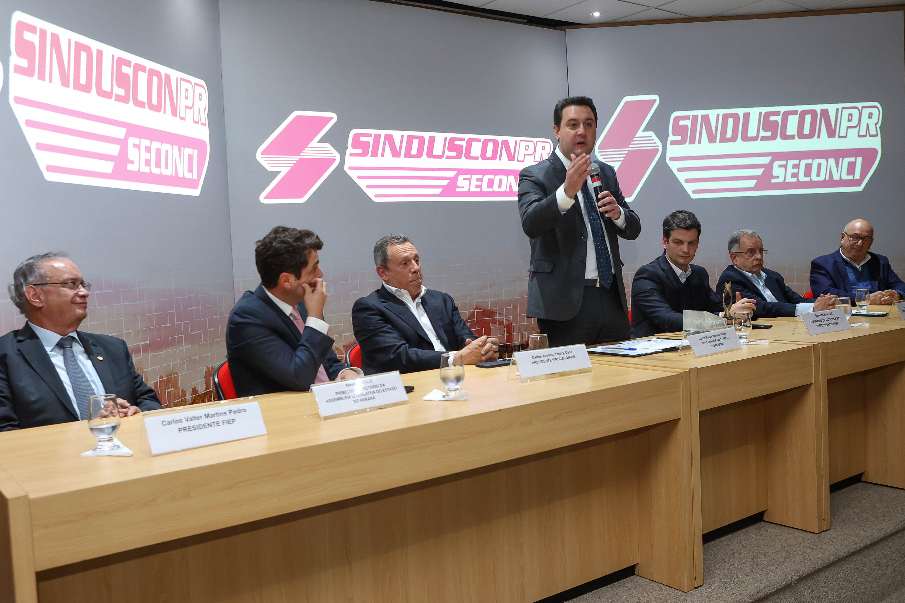 Com investimento de R$ 800 milhões, governador anuncia construção de 40 mil moradias