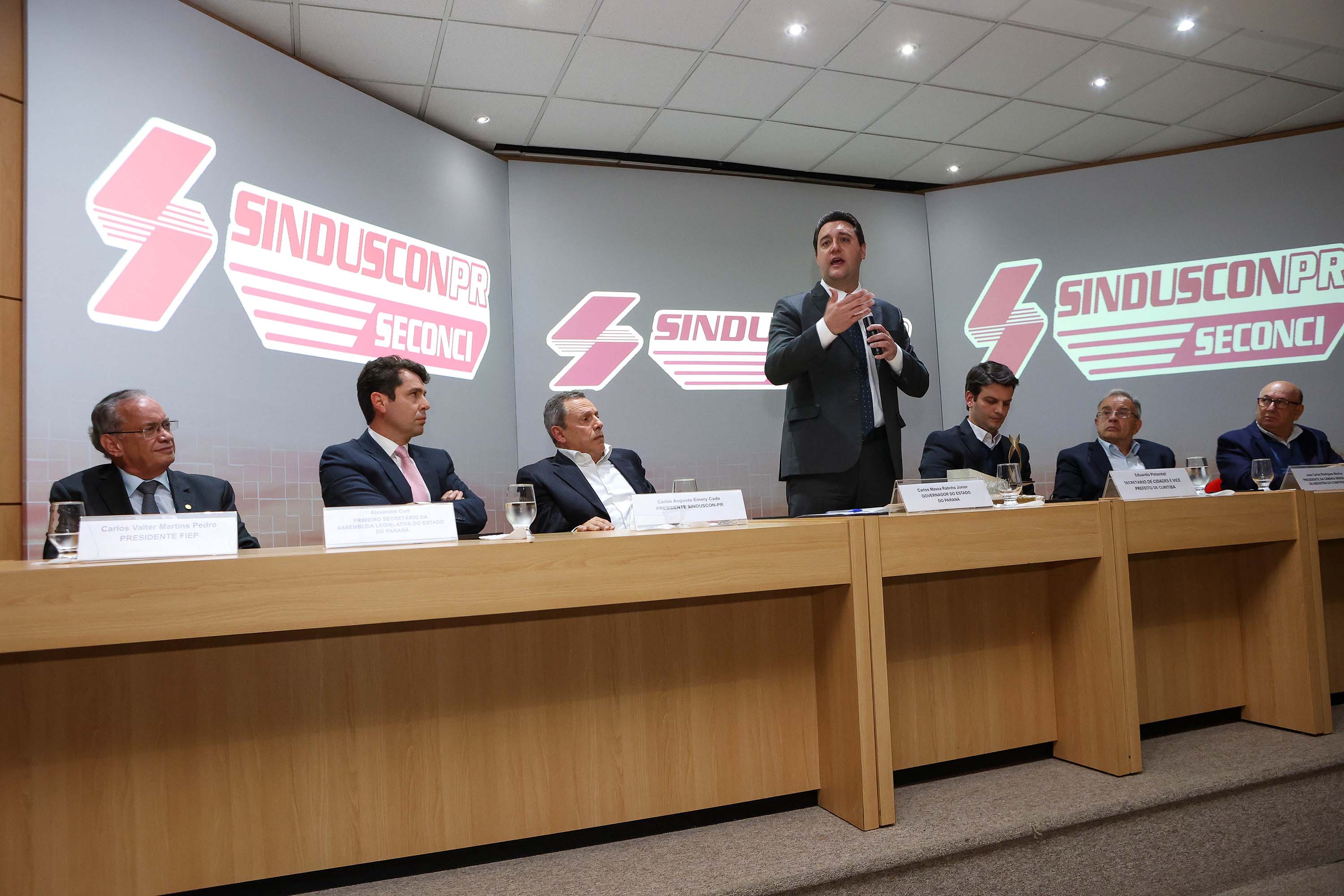 Com investimento de R$ 800 milhões, governador anuncia construção de 40 mil moradias