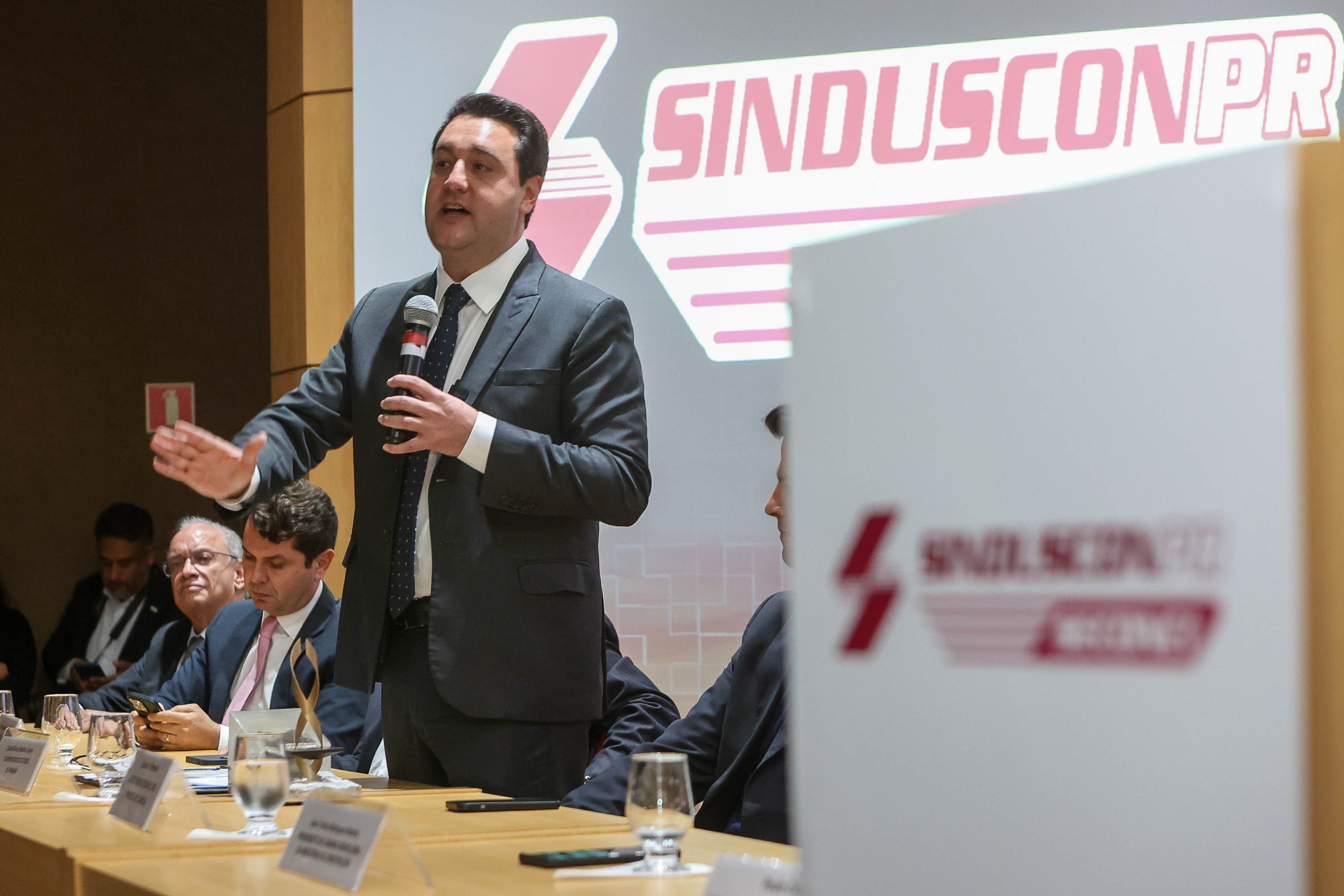 Com investimento de R$ 800 milhões, governador anuncia construção de 40 mil moradias