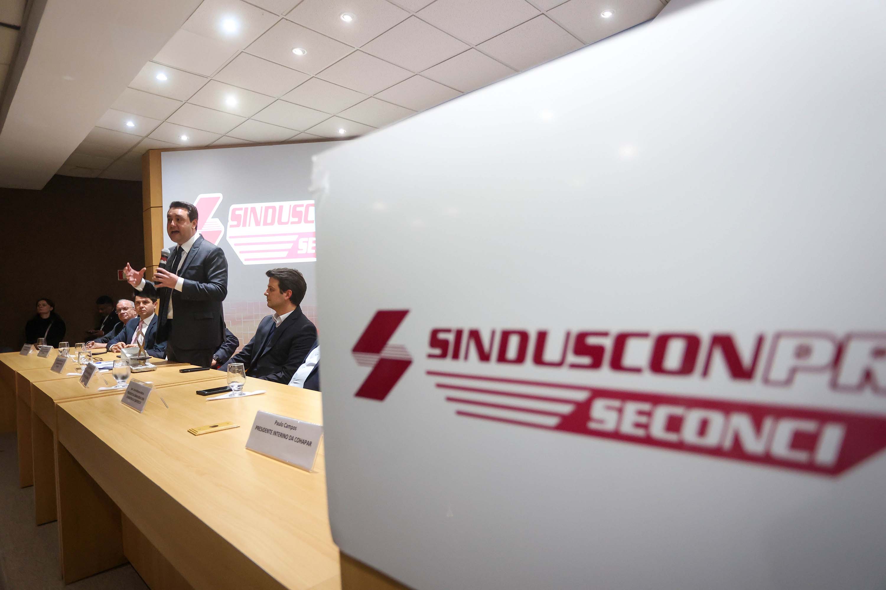 Com investimento de R$ 800 milhões, governador anuncia construção de 40 mil moradias