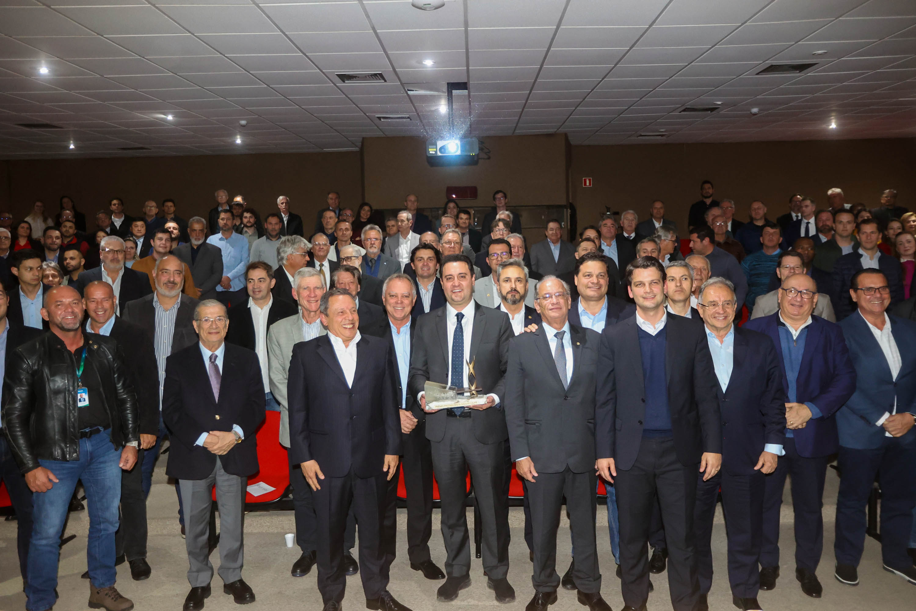 Com investimento de R$ 800 milhões, governador anuncia construção de 40 mil moradias