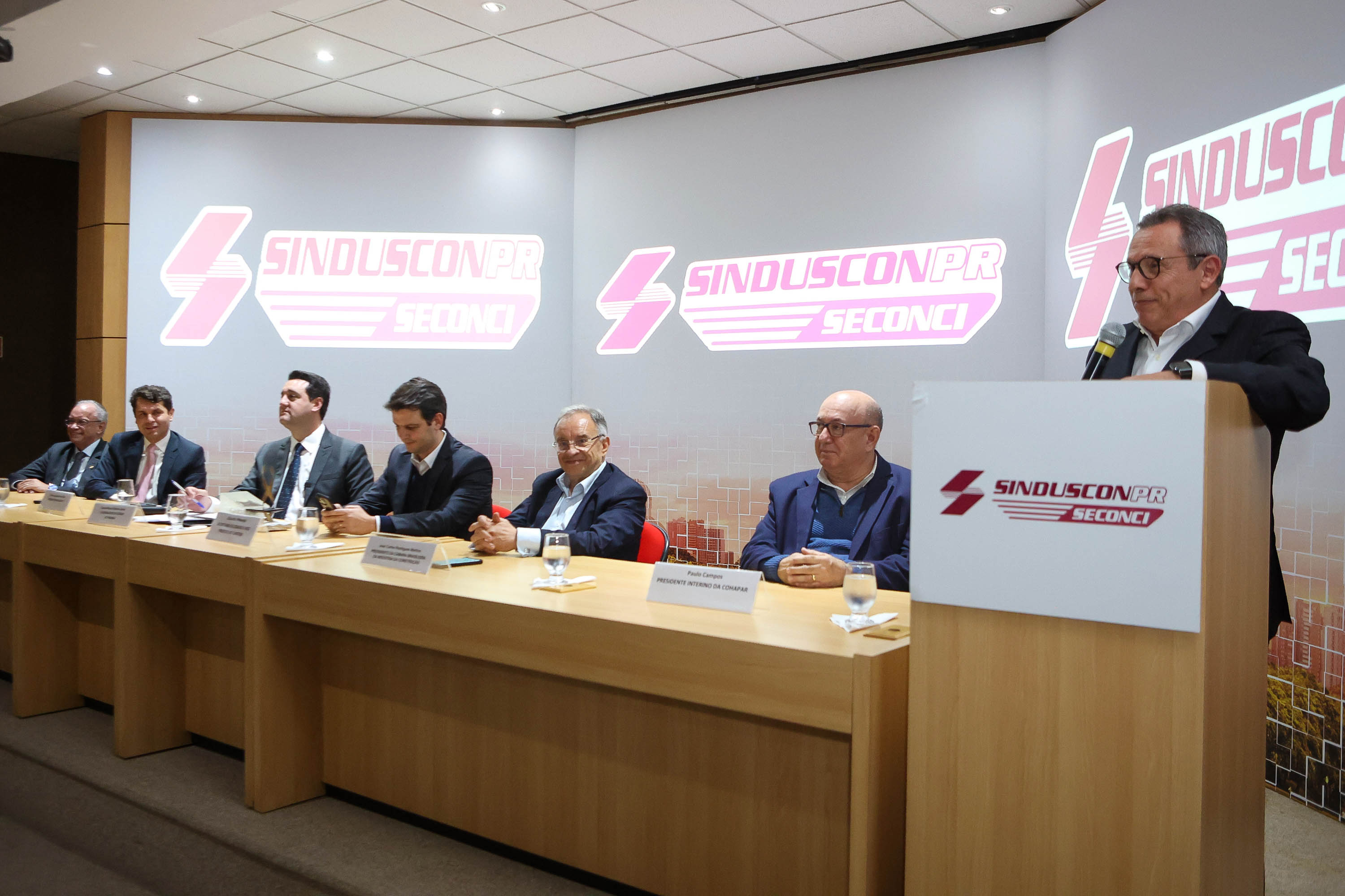 Com investimento de R$ 800 milhões, governador anuncia construção de 40 mil moradias