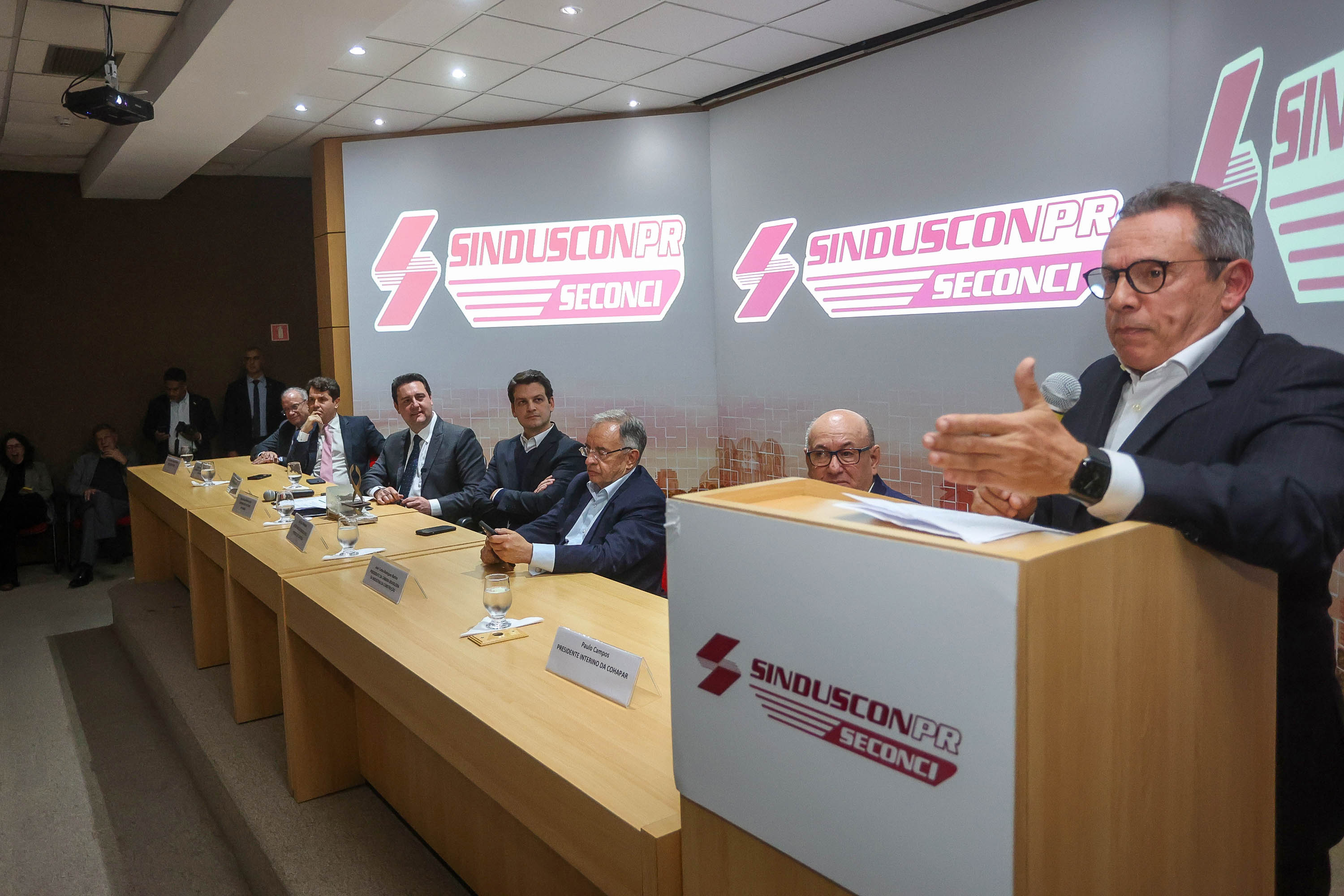 Com investimento de R$ 800 milhões, governador anuncia construção de 40 mil moradias