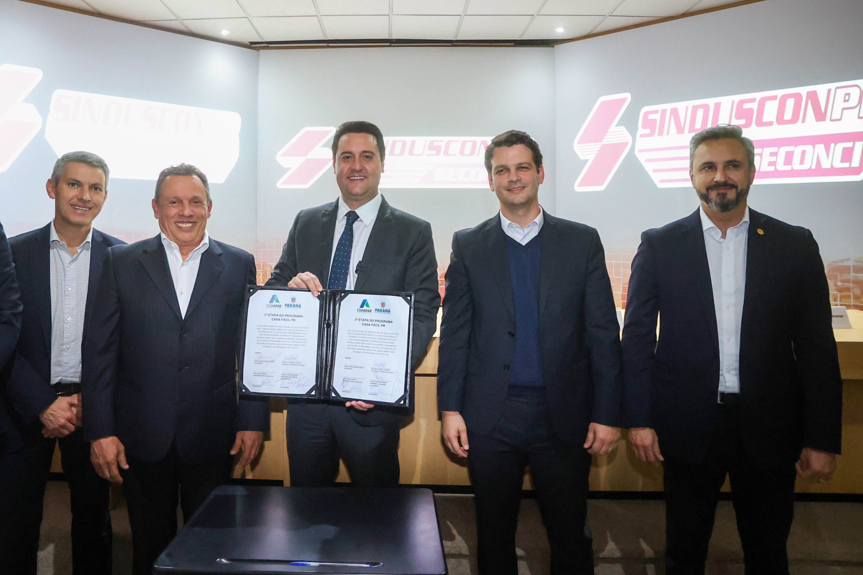 Com investimento de R$ 800 milhões, governador anuncia construção de 40 mil moradias