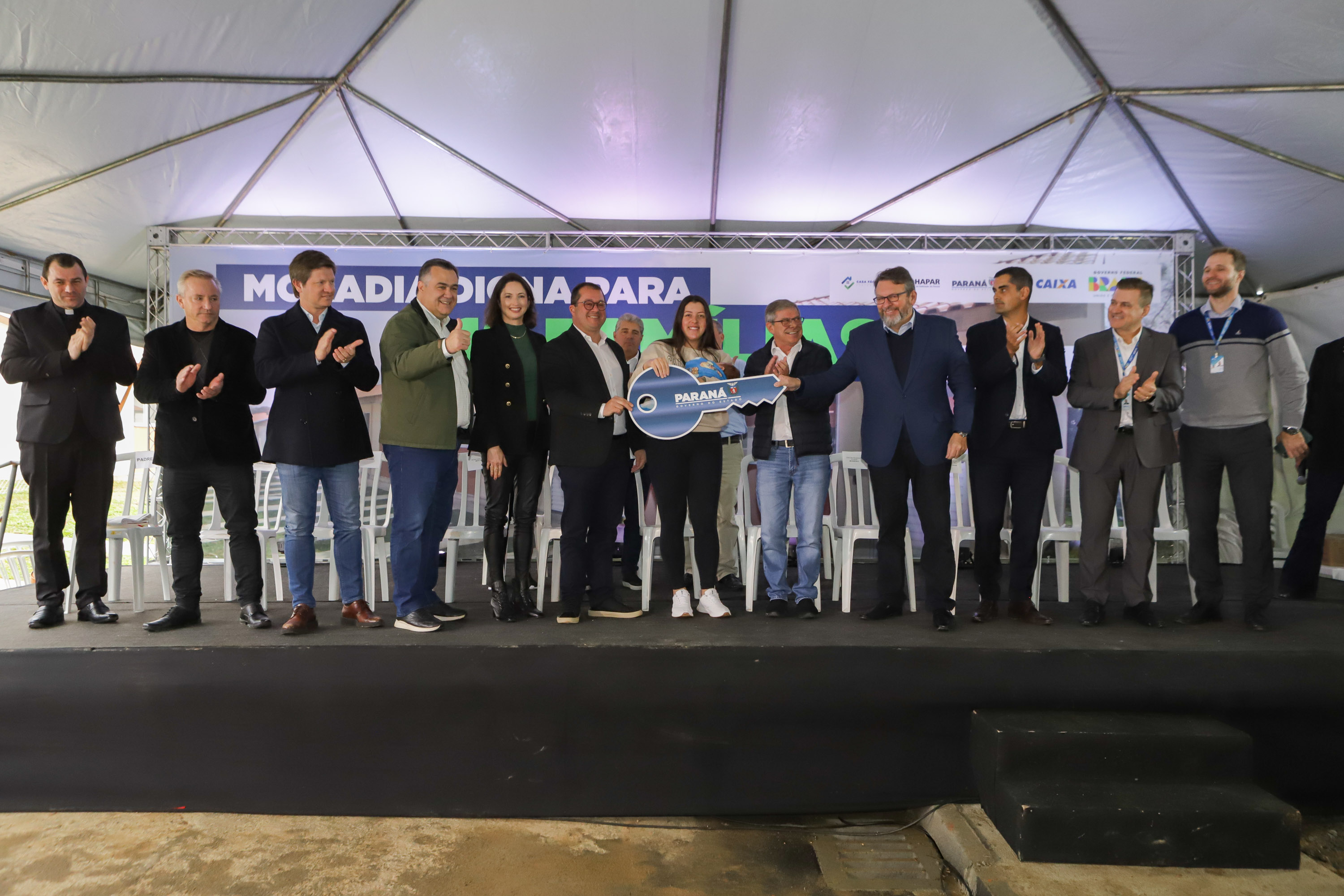 Com apoio da Estado, 94 famílias da Lapa recebem as chaves da casa própria