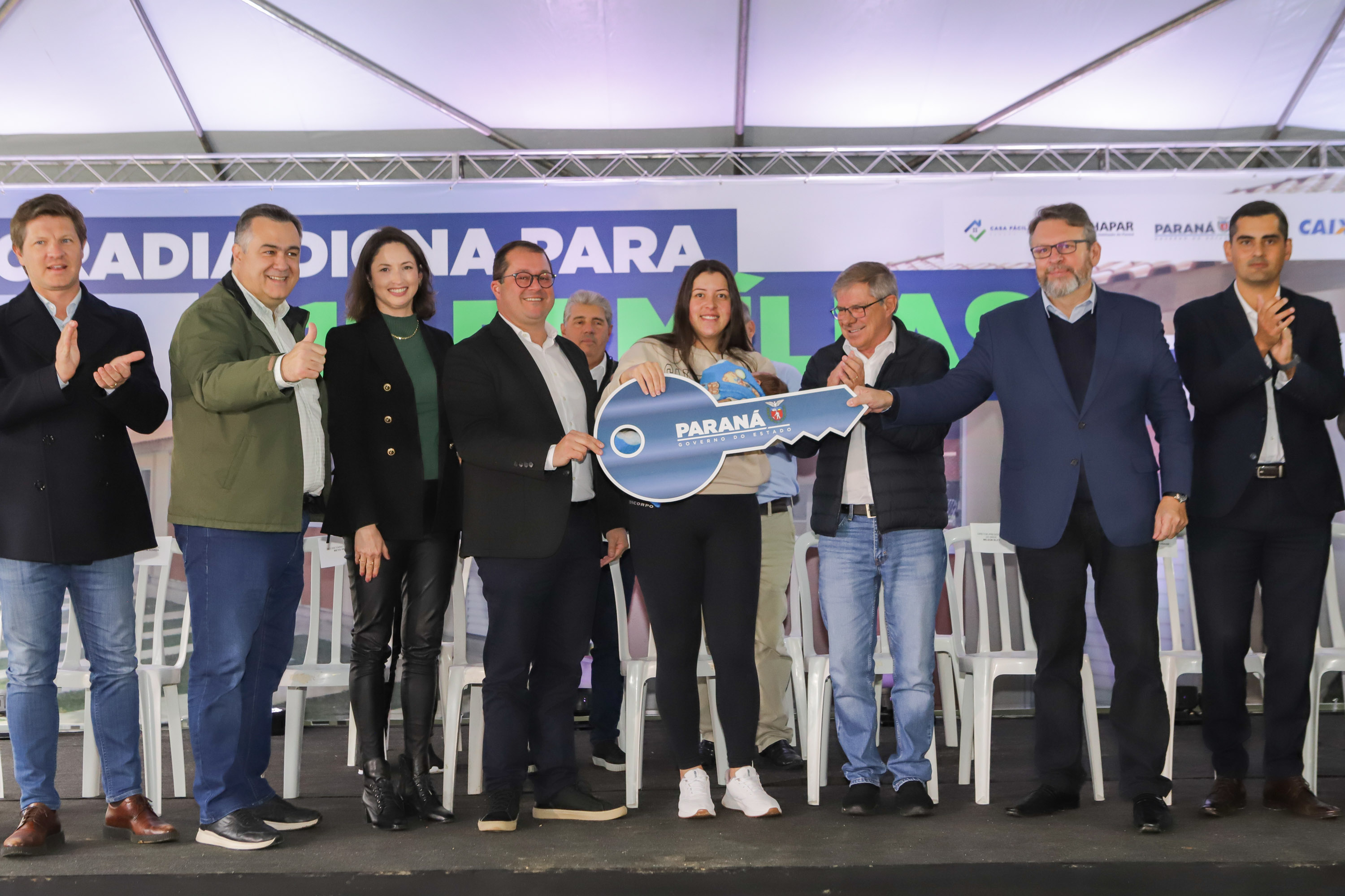 Com apoio da Estado, 94 famílias da Lapa recebem as chaves da casa própria