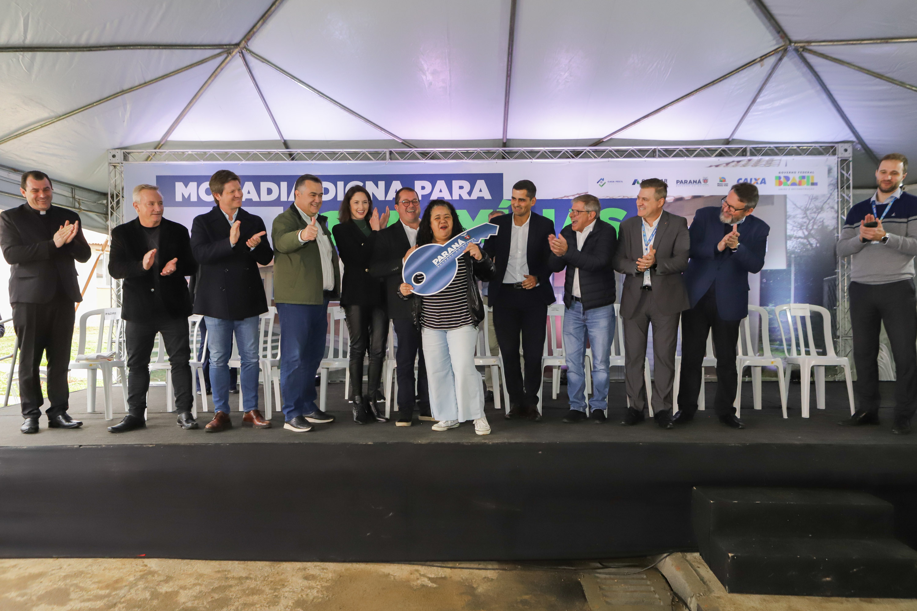 Com apoio da Estado, 94 famílias da Lapa recebem as chaves da casa própria